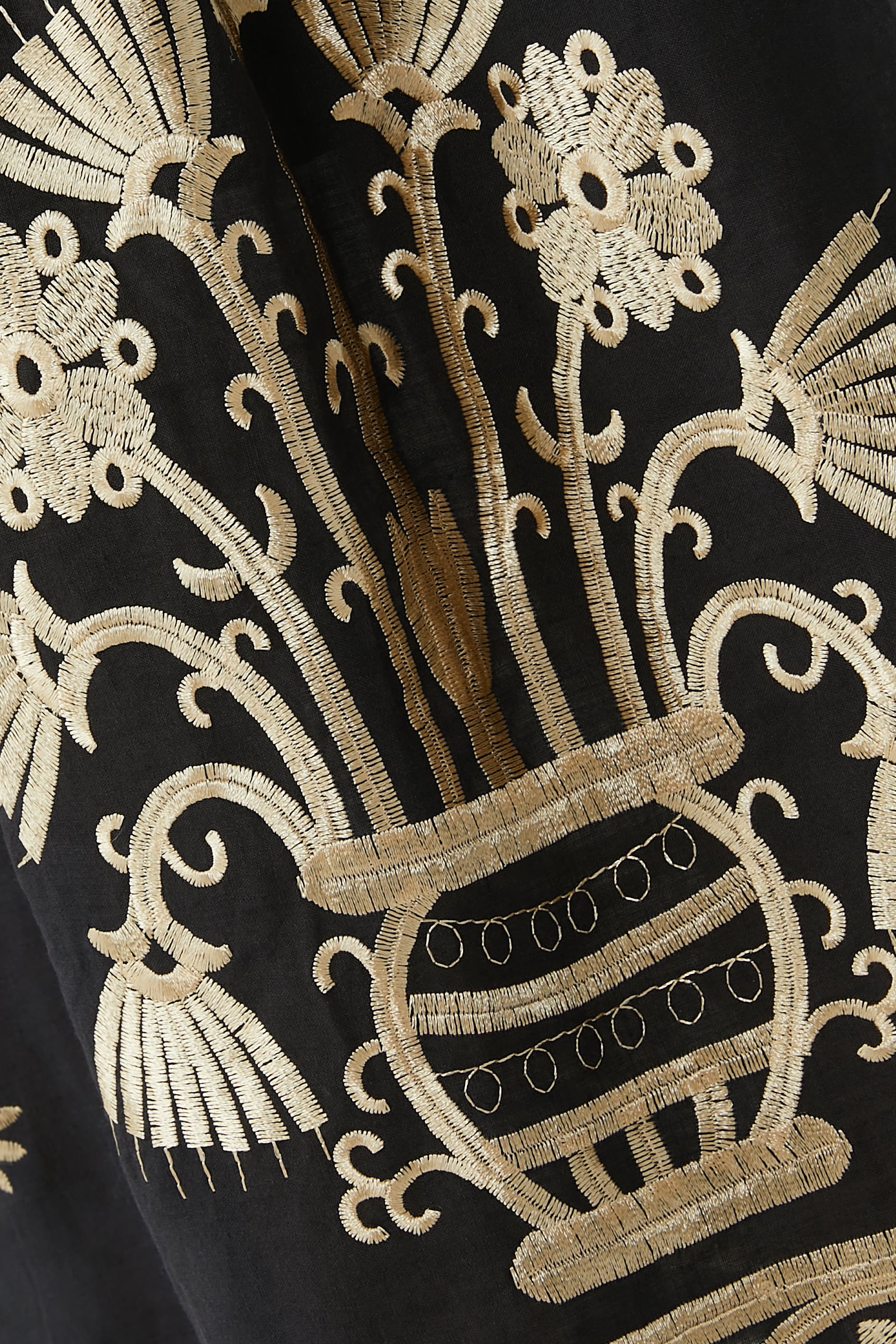 فستان متوسط الطول بأكمام طويلة وياقة على شكل حرف V