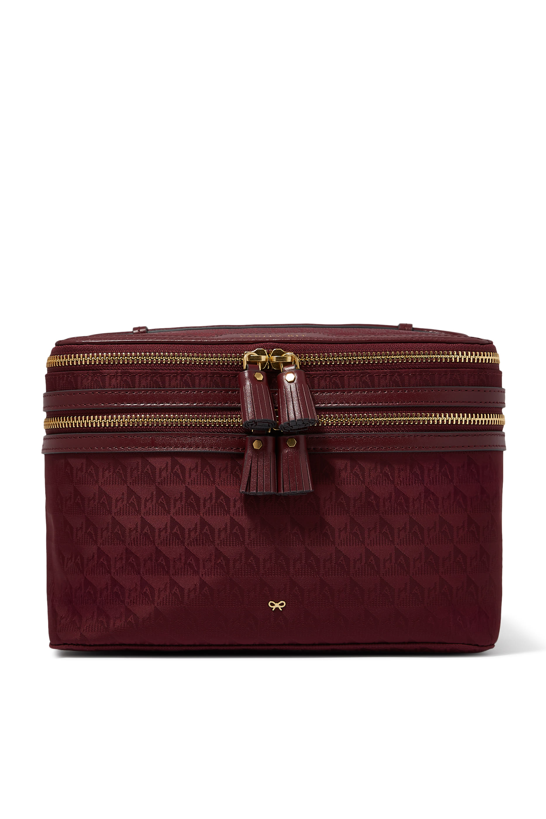 حقيبة بشعار الماركة لمجموعة مستحضرات التجميل