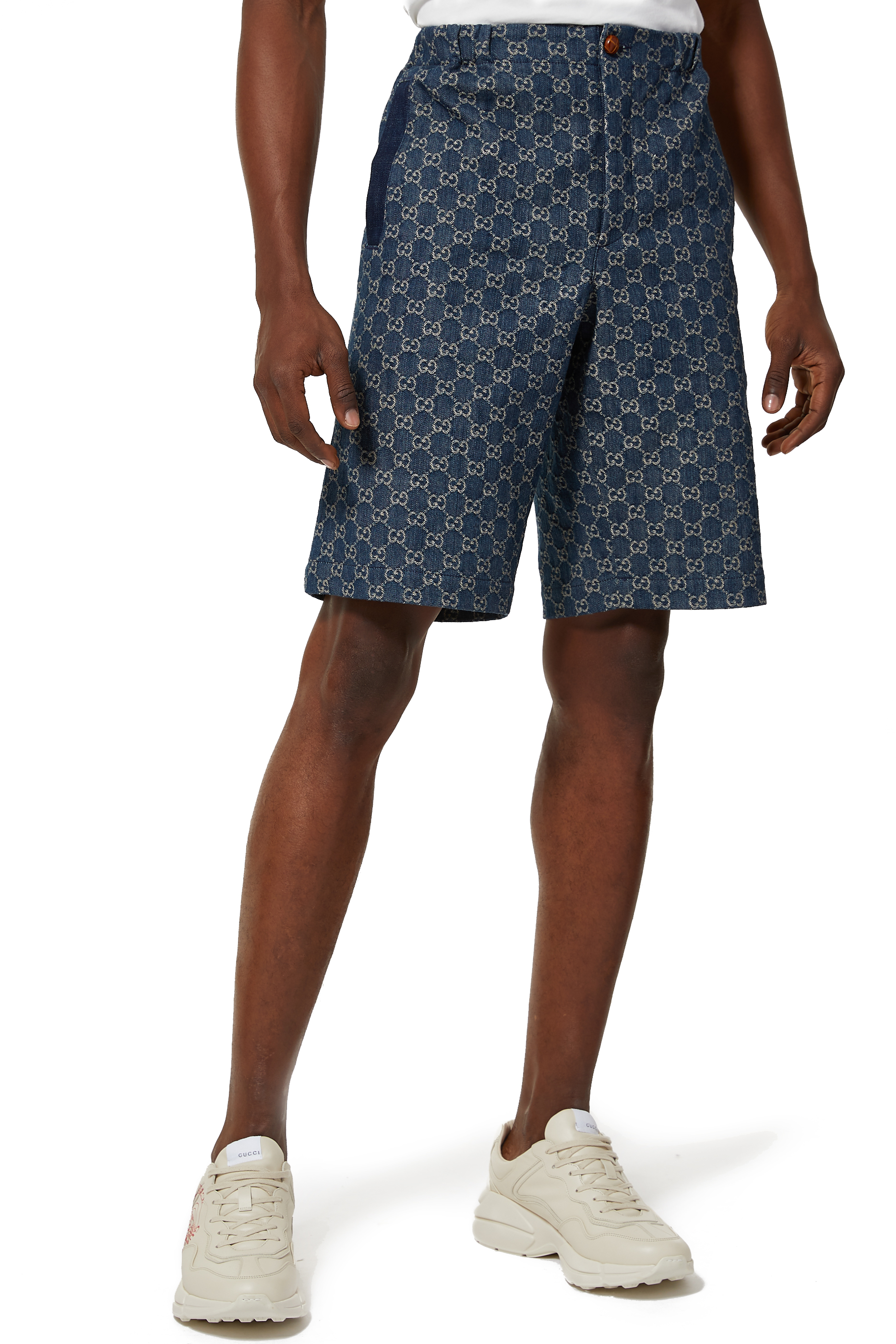 شورت دينم صديق للبيئة بنقشة حرفي GG بلون باهت