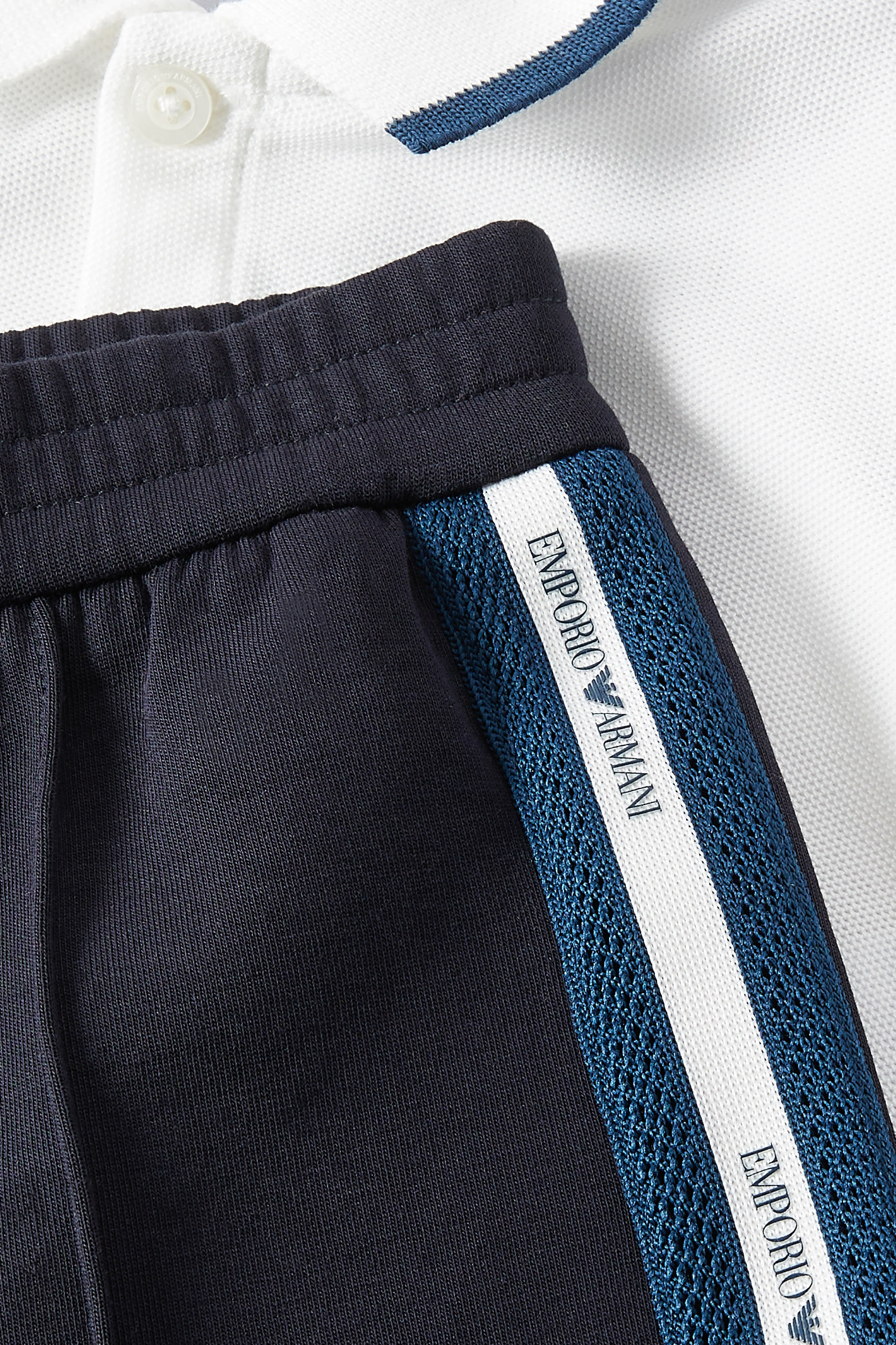 طقم قميص بولو وشورت برمودا بشعار الماركة للأطفال