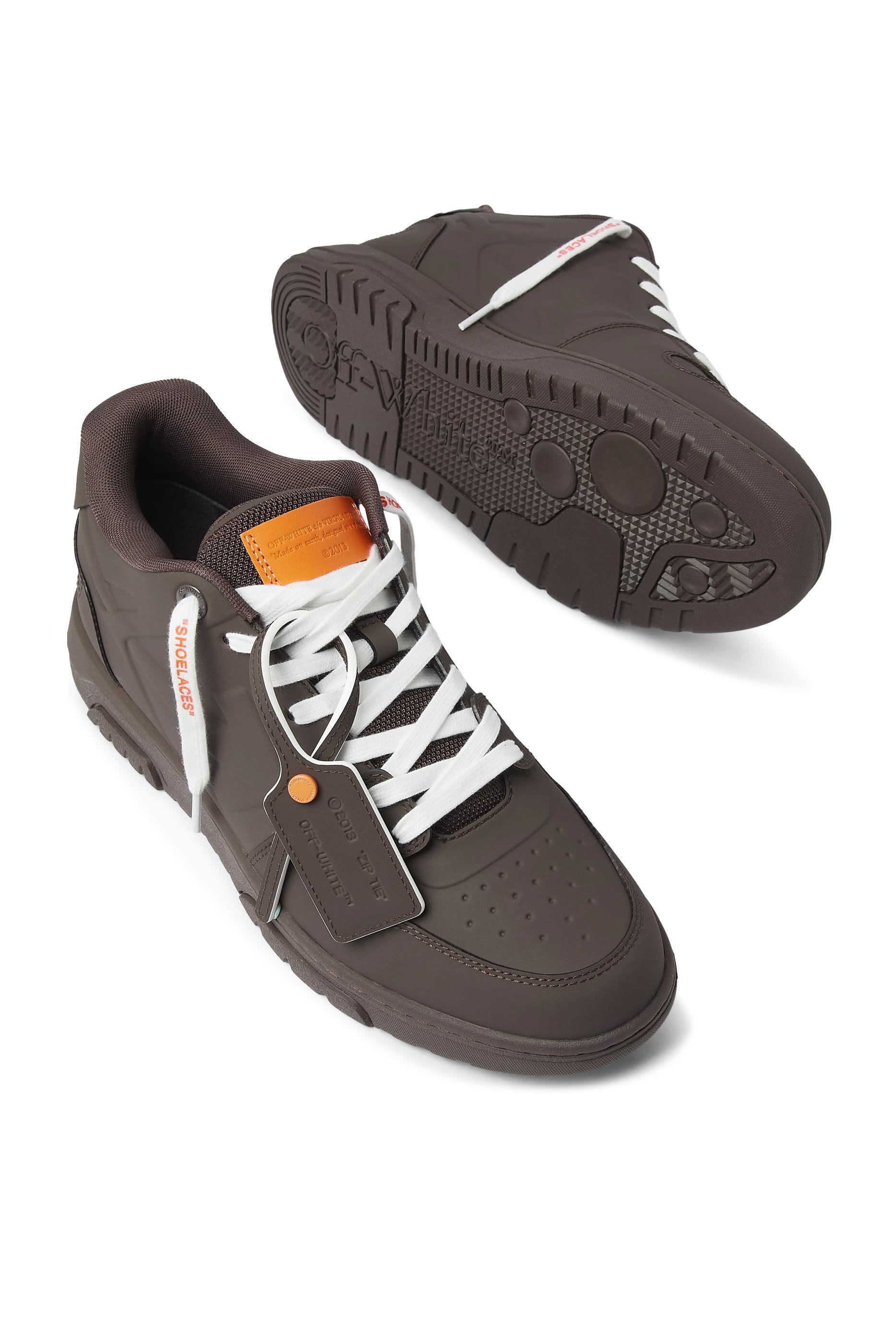 سنيكرز اوت اوف اوفيس بتصميم مقولب