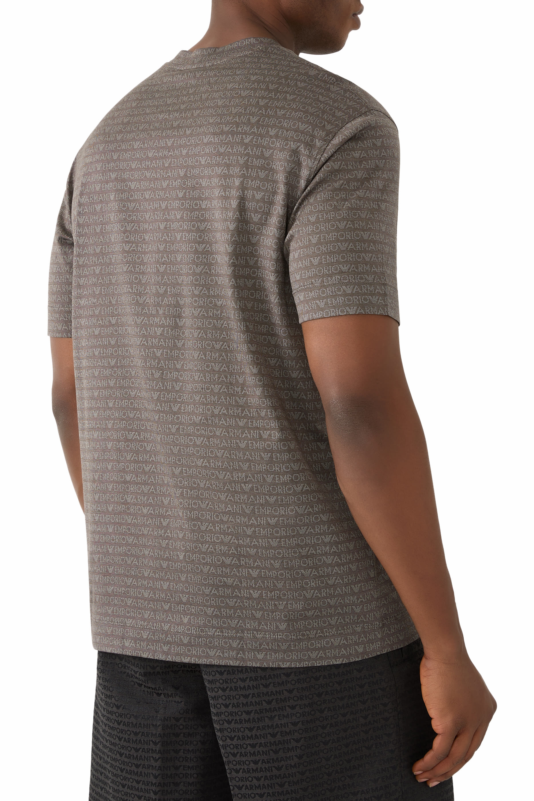 تيشيرت بنقشة شعار الماركة بحجم صغير