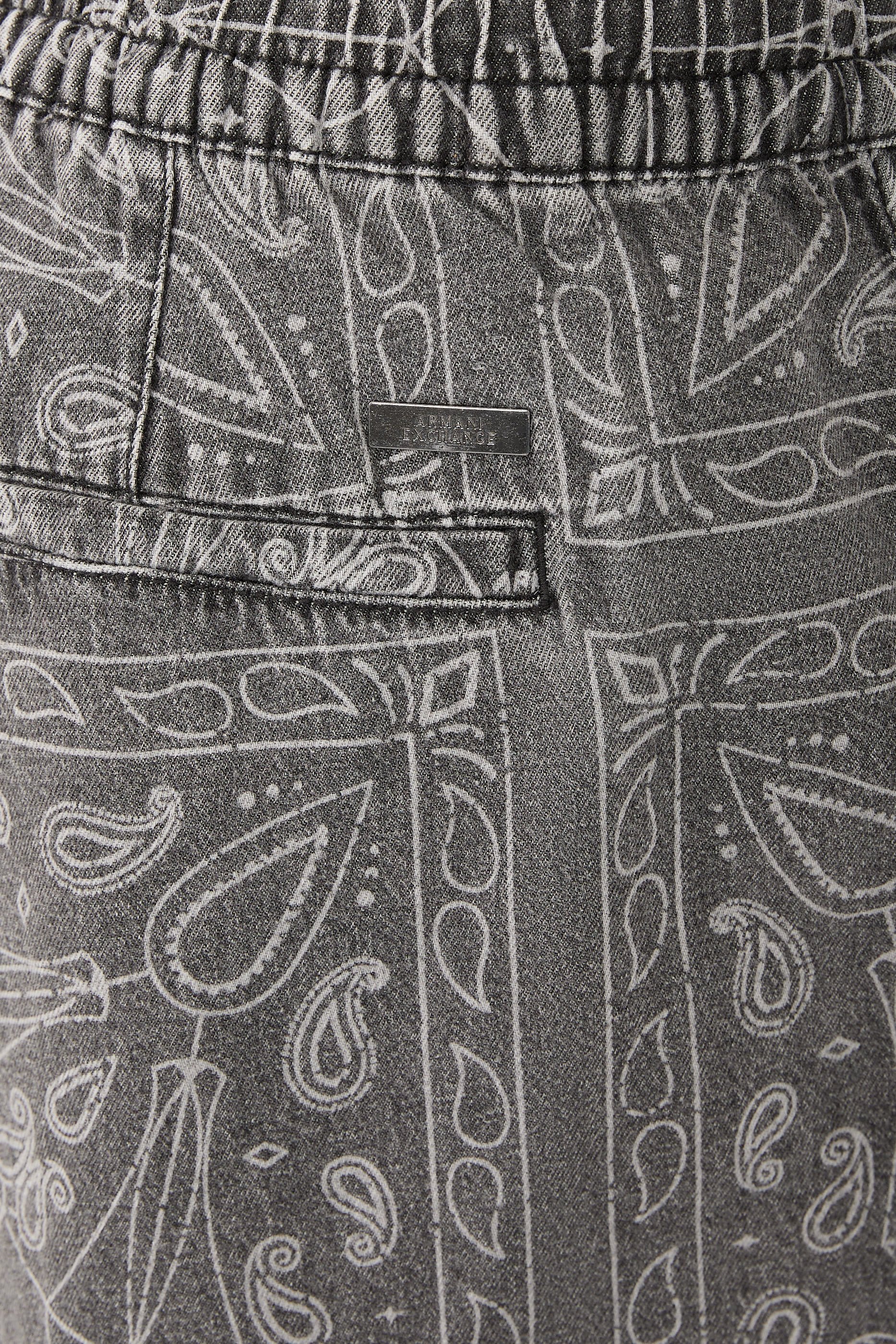 شورت برمودا بنقشة مستوحاة من كلايدسكوب