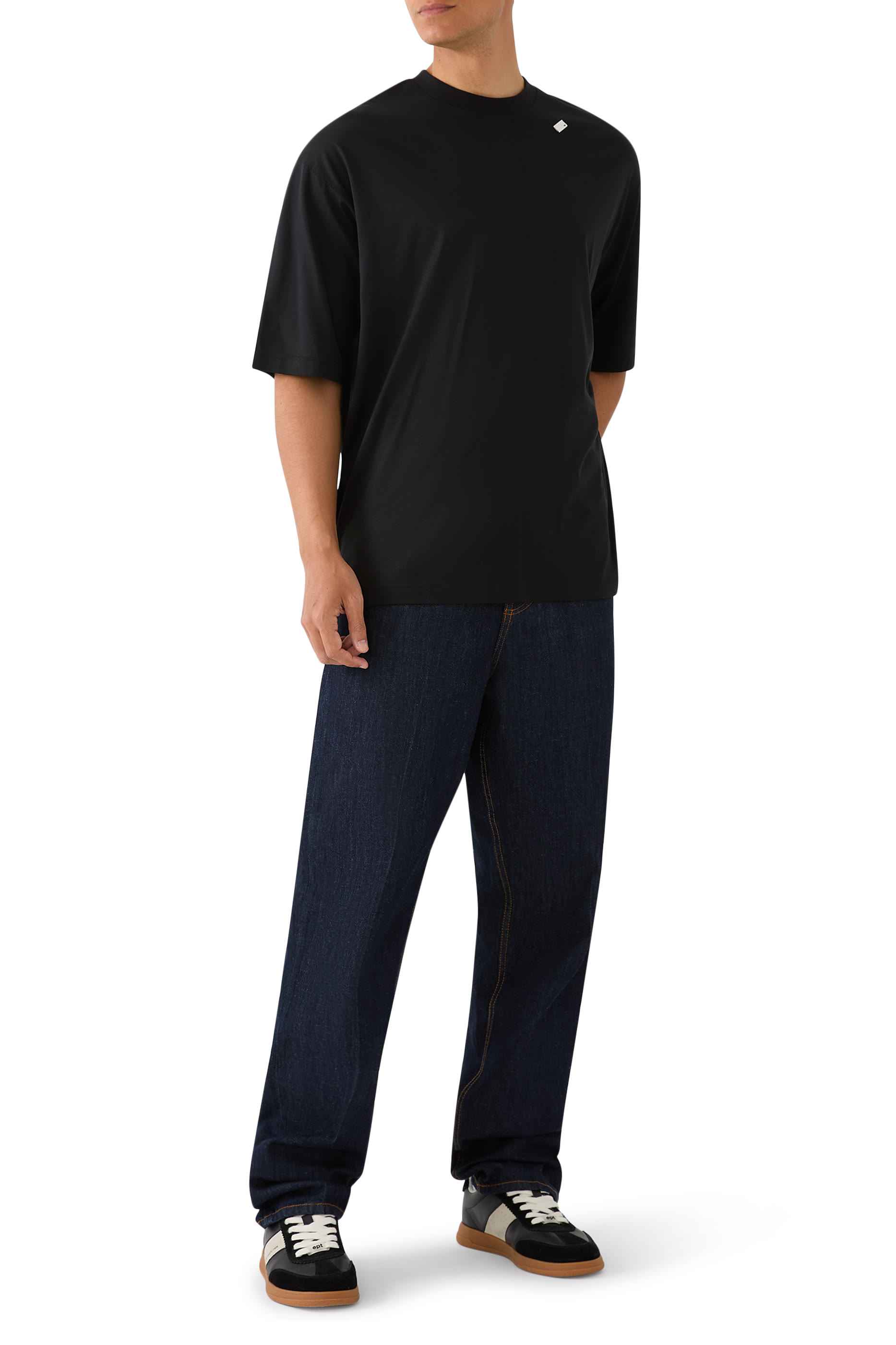 تيشيرت بقصة واسعة ورقعة شعار الماركة صغيرة