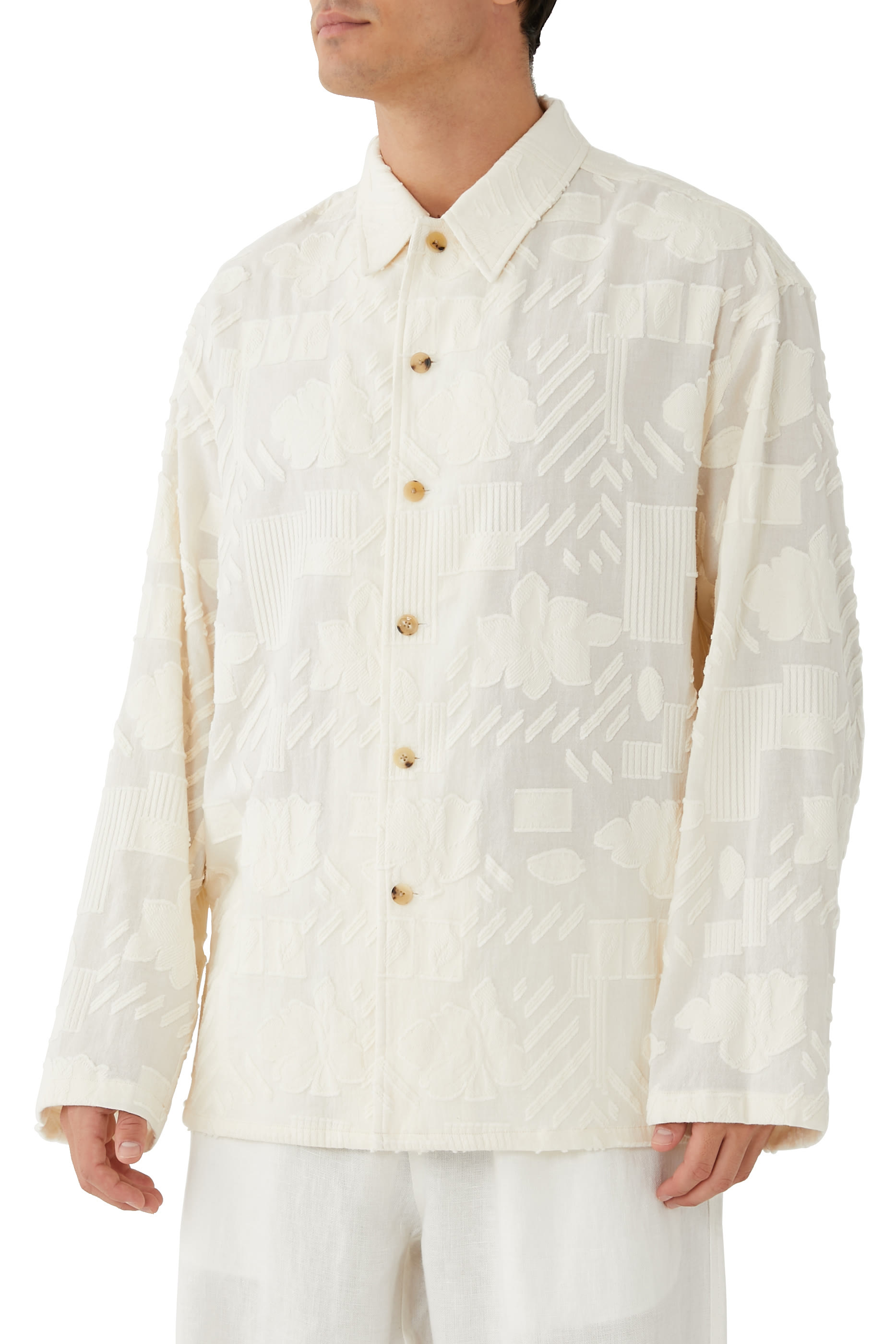 قميص بأكمام طويلة وتطريزات