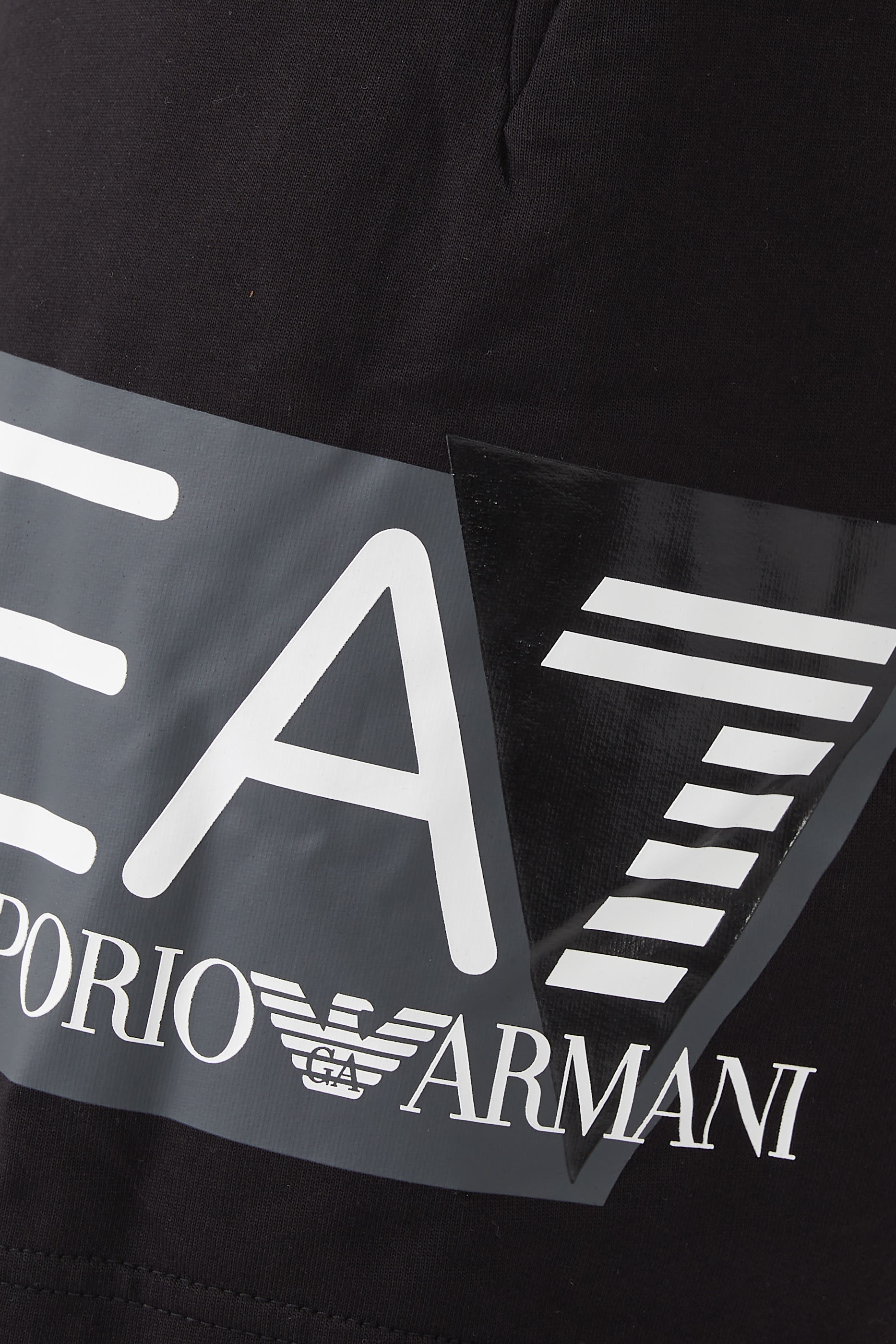 شورت بشعار الماركة عاكس للضوء