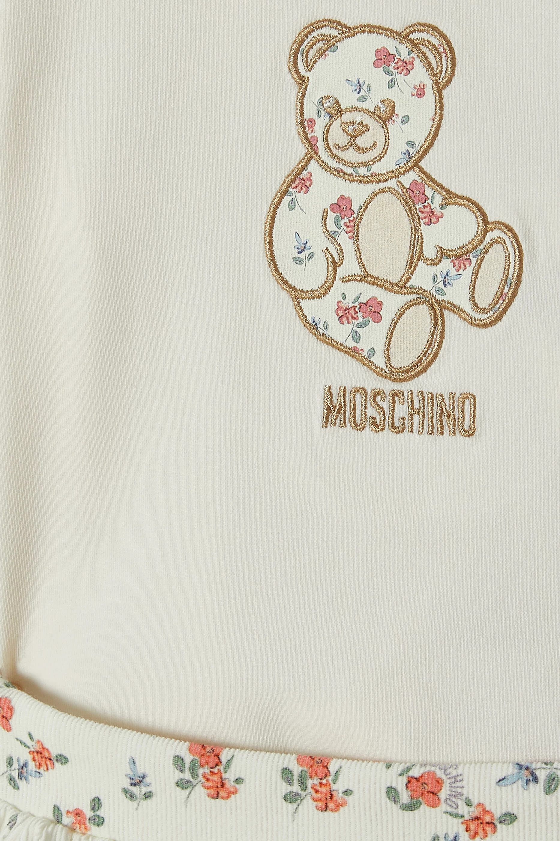 طقم تيشيرت وتنورة قصيرة مزين بنقشة الدب تيدي وزهور للأطفال