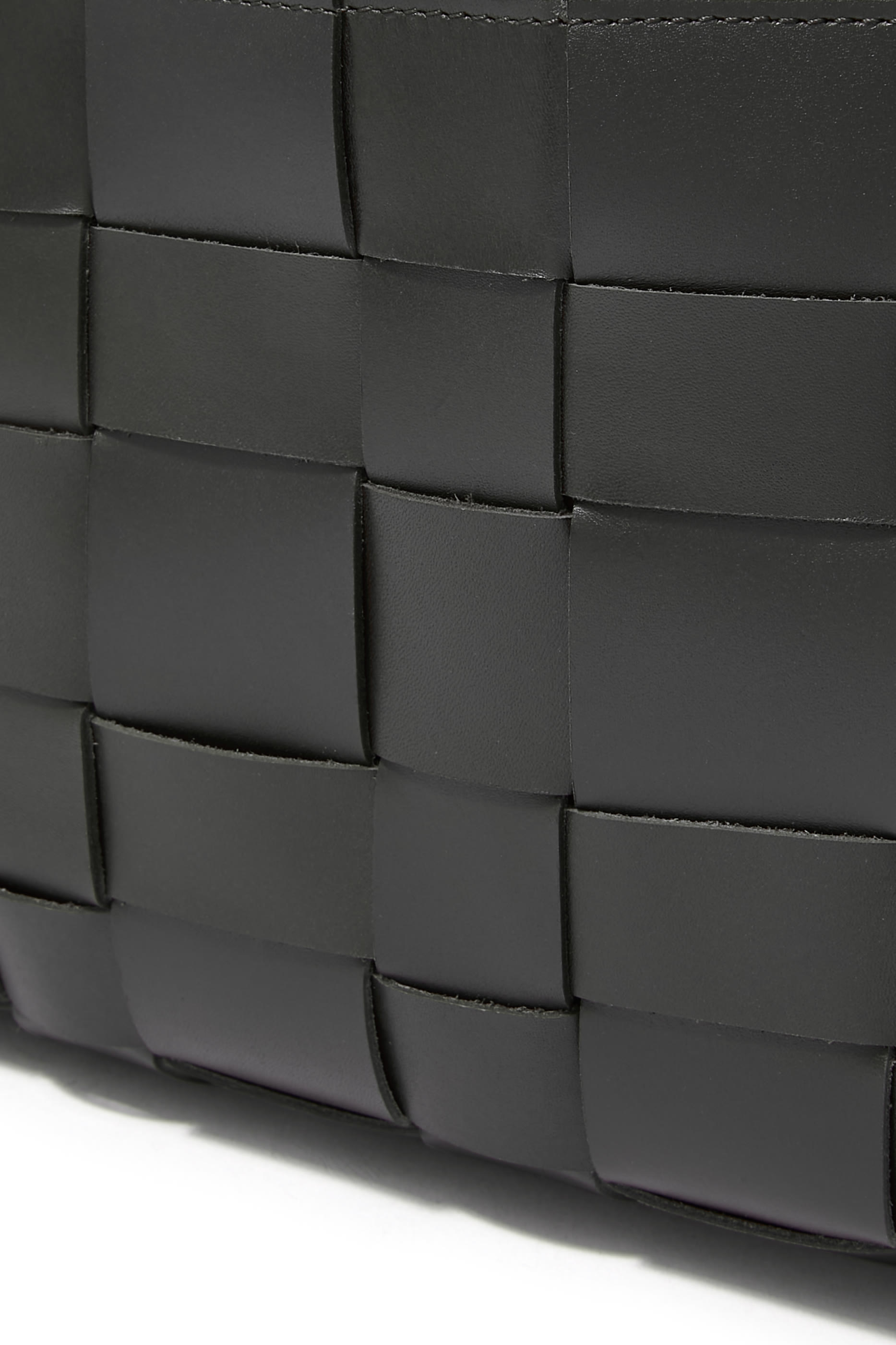 حقيبة يد مجدولة بتصميم رفيع