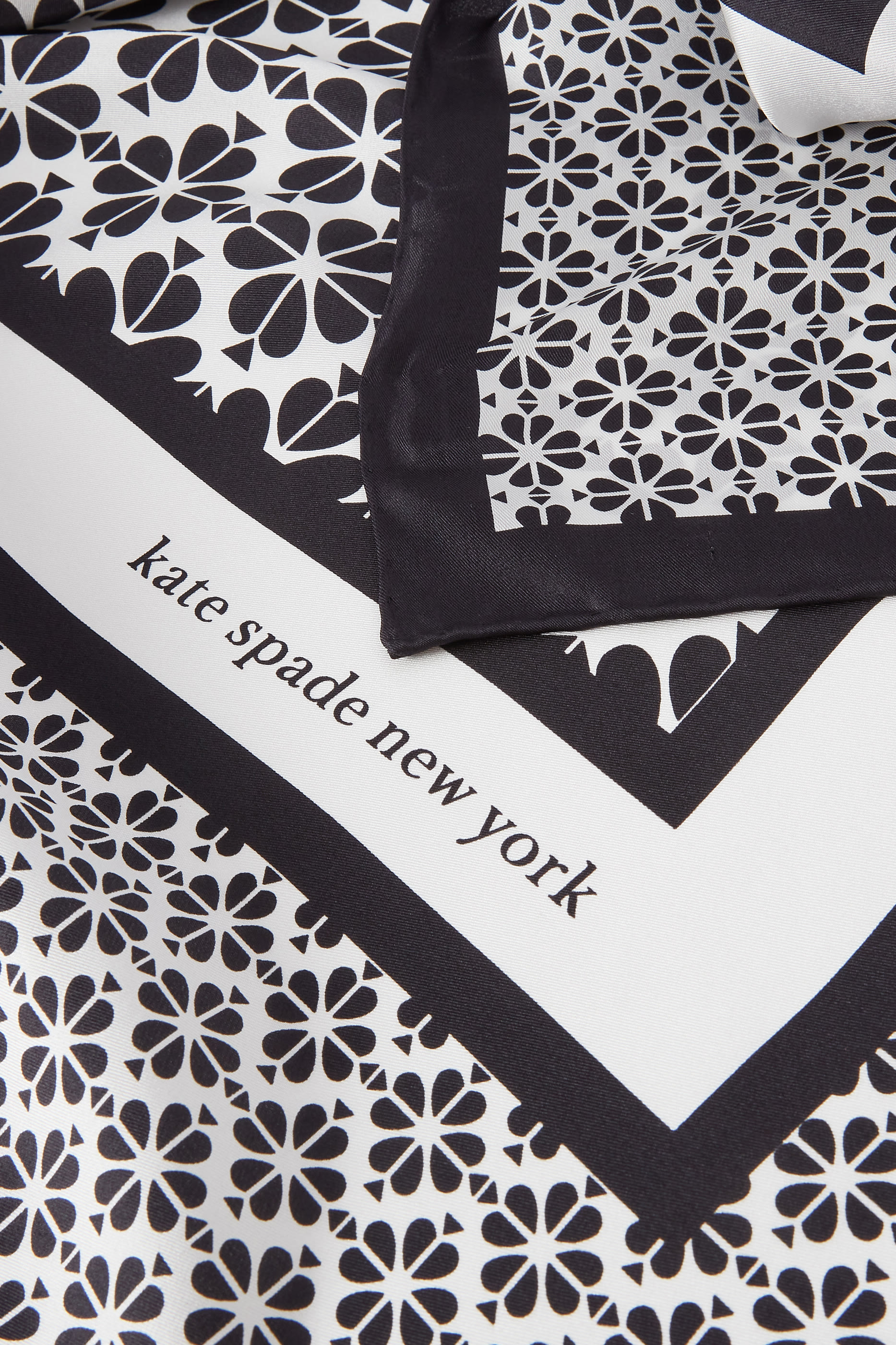 وشاح بتصميم مربع ونقشة زهور بالشكل البستوني حرير