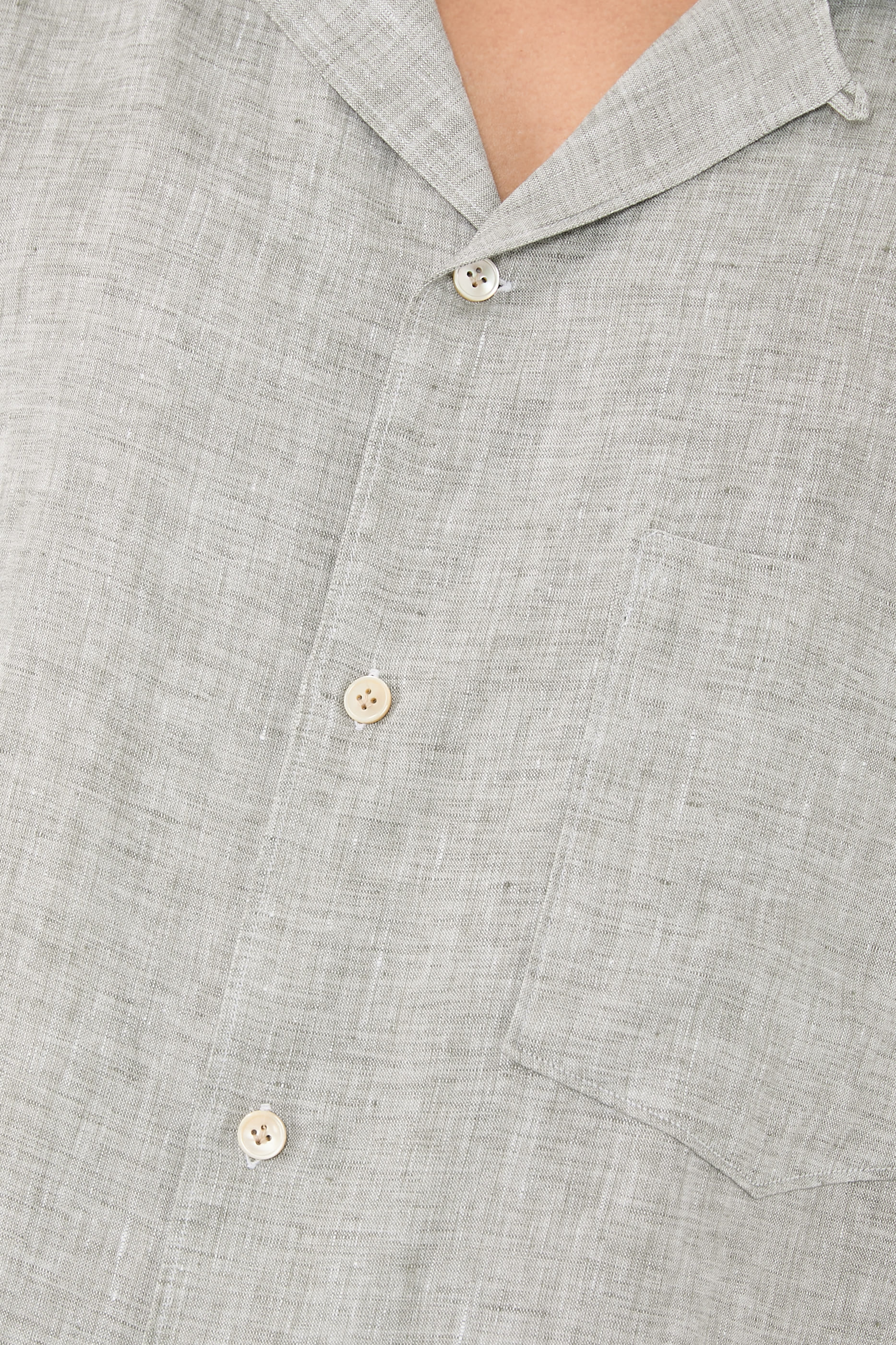 تيشيرت بياقة وأزرار