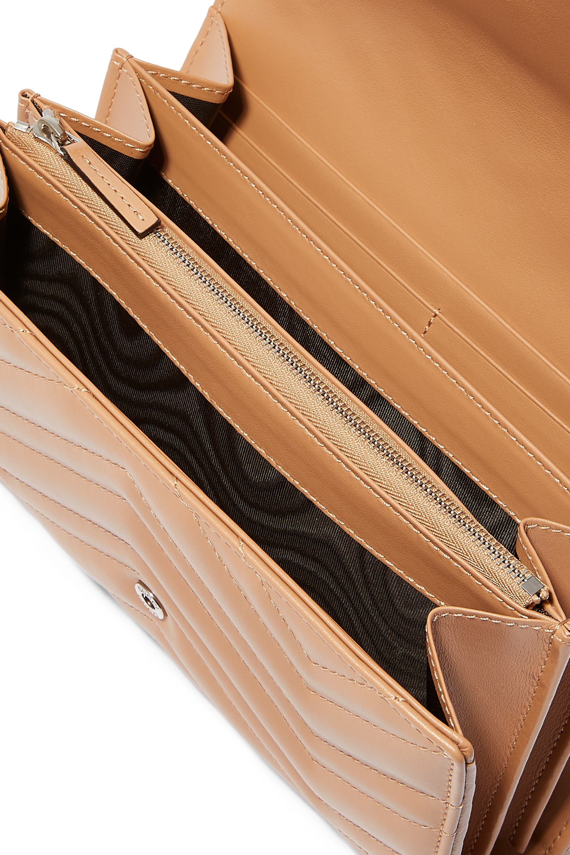 حقيبة مارمونت صغيرة مبطنة بحرفي شعار الماركة