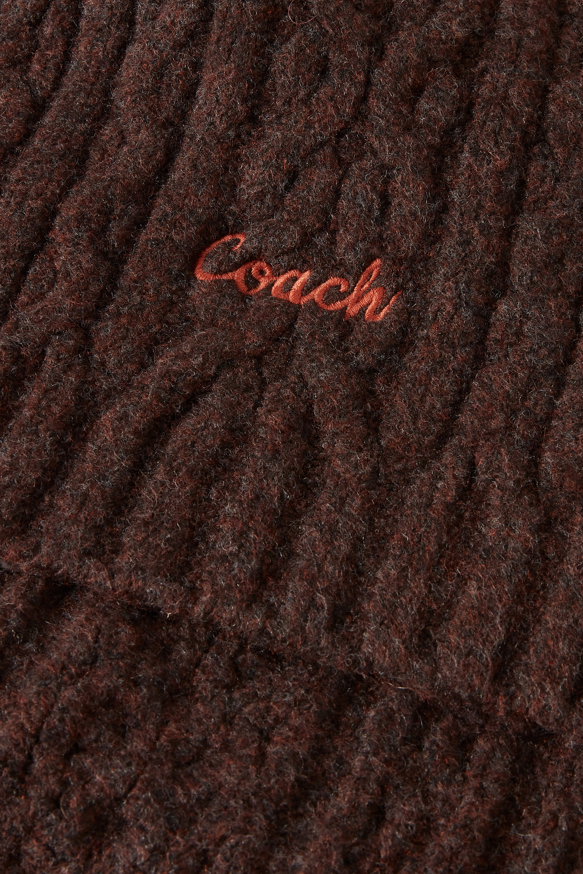 وشاح مطرز بشعار الماركة