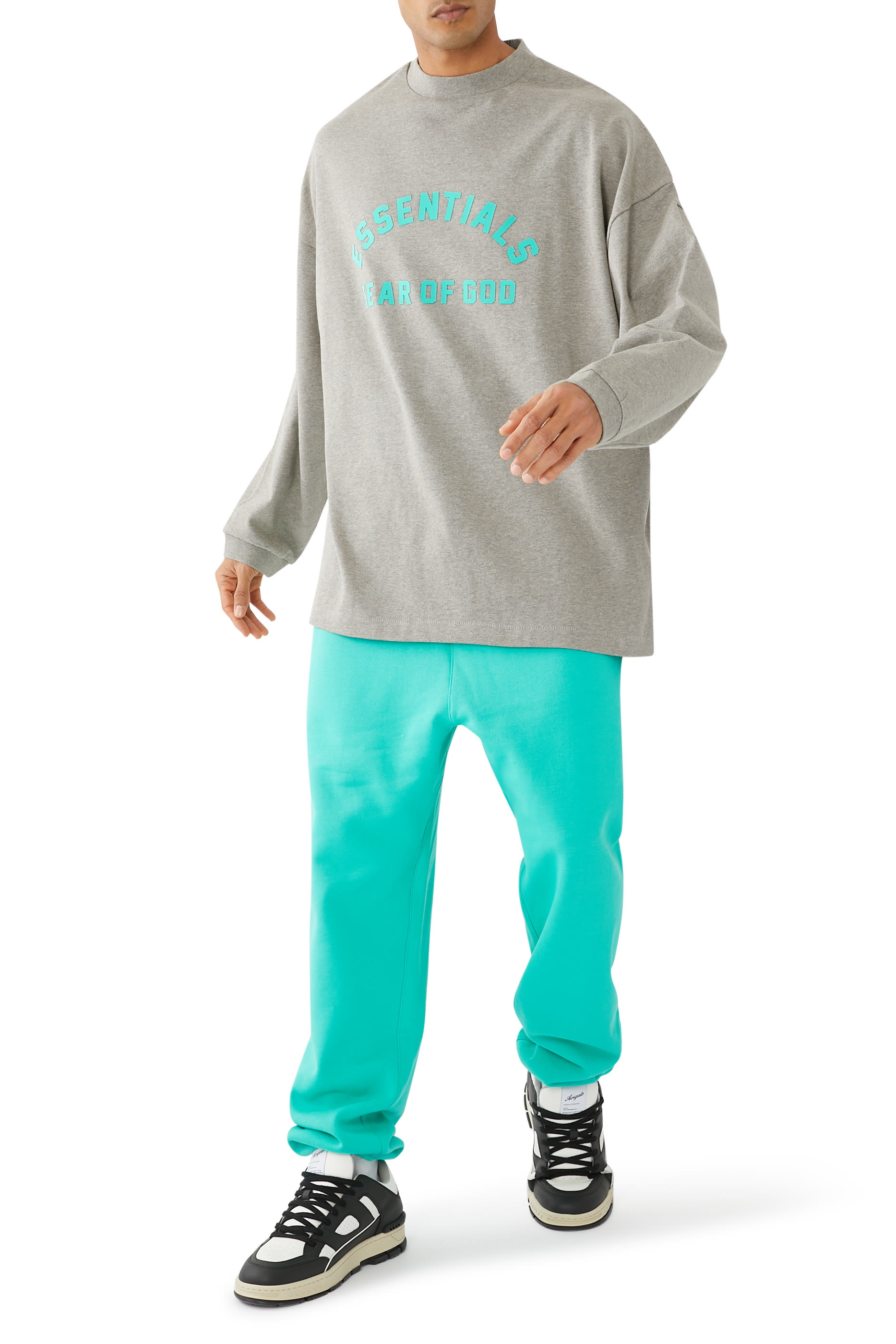 سويت شيرت بياقة ضيقة وأكمام طويلة بشعار اسنشالز