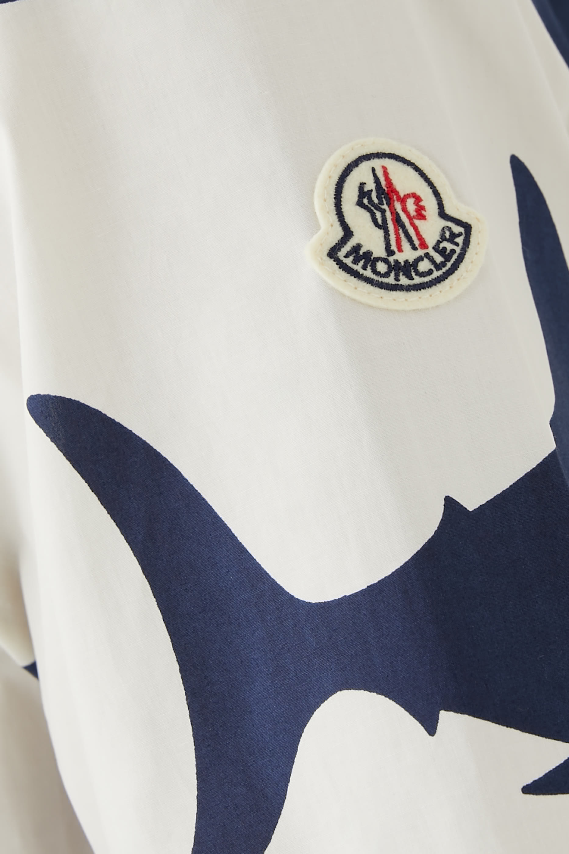 قميص بنقشة غرافيكية بشعار الماركة