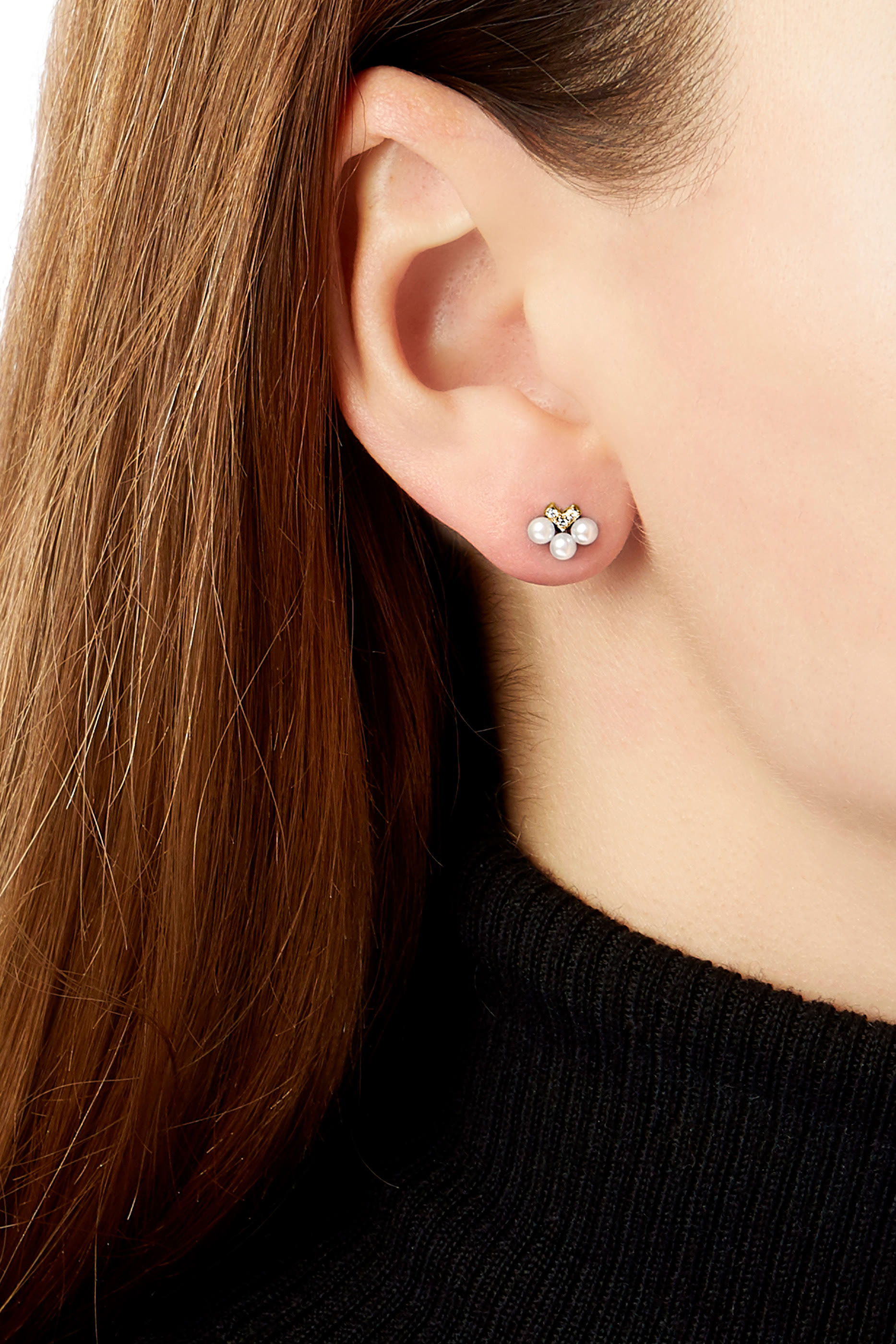 أقراط سيلك بتصميم على شكل V مرصع بالماس ولؤلؤ أكويا ذهب أصفر عيار 18