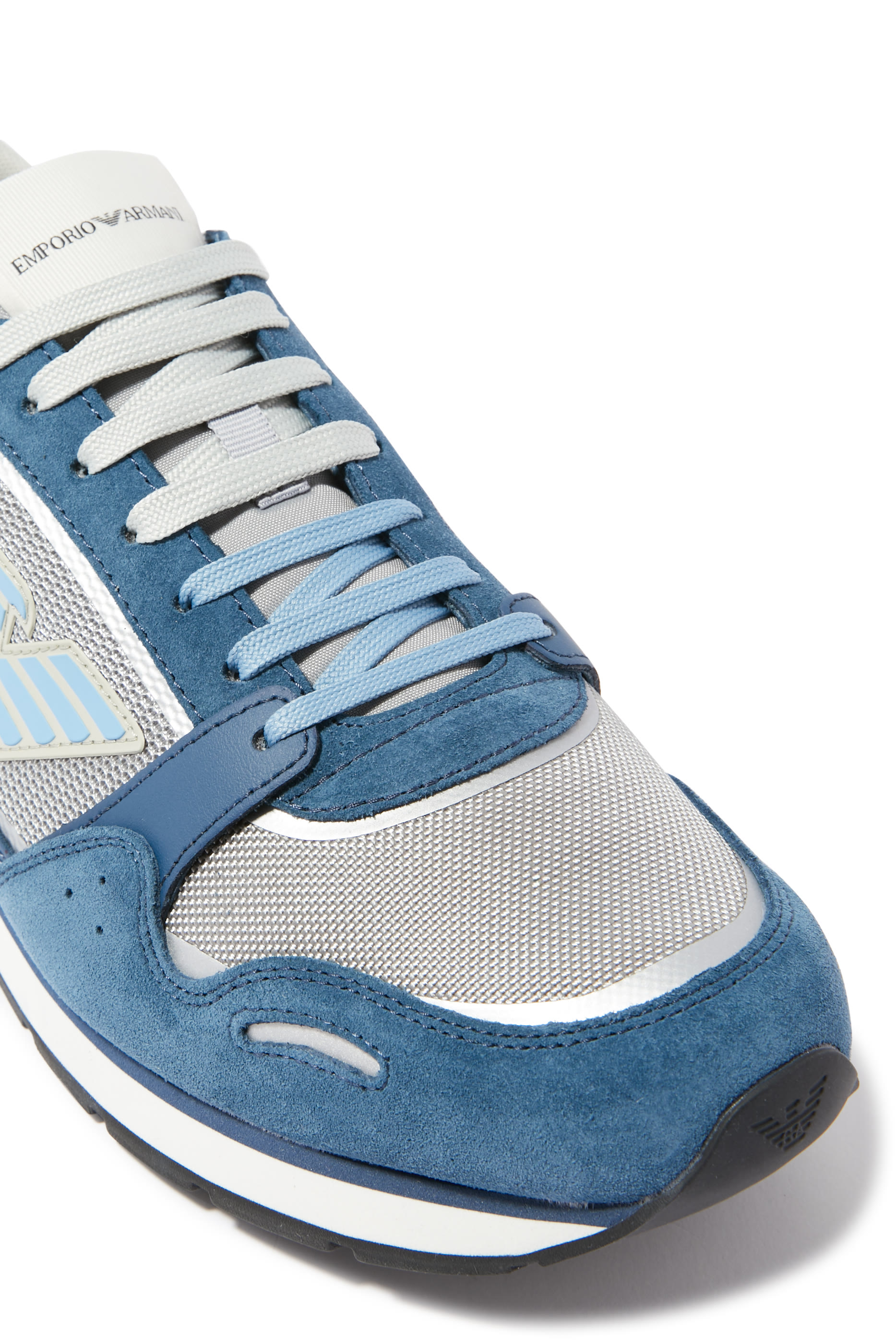 سنيكرز بأربطة