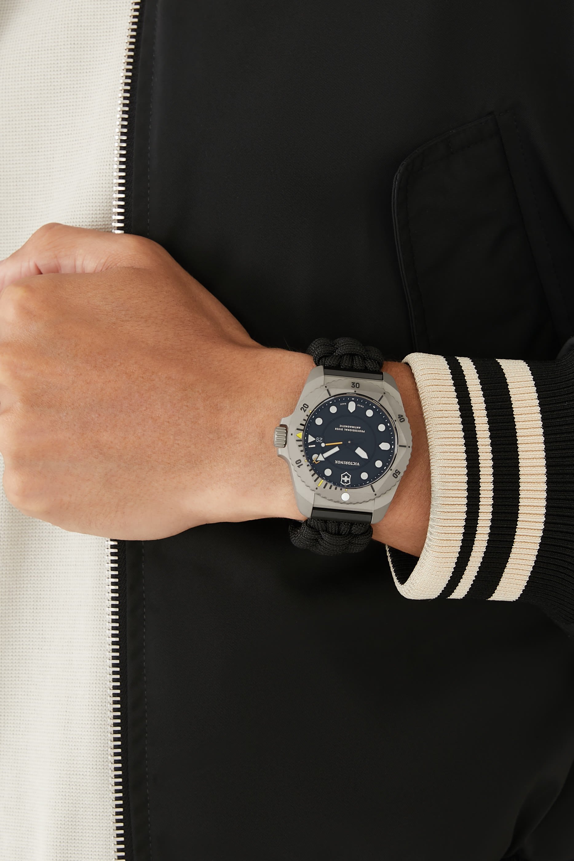 ساعة برو كوارتز للغوص، باراكورد وتيتانيوم