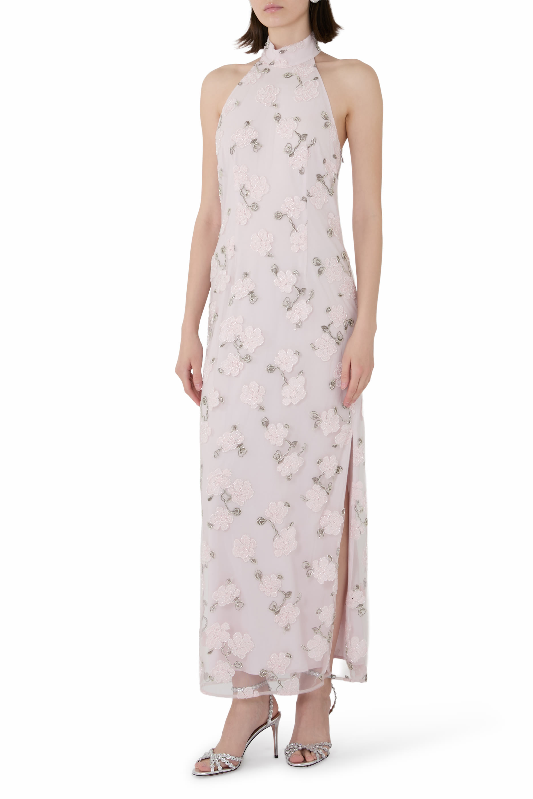 فستان طويل مزين بخرز وزهور