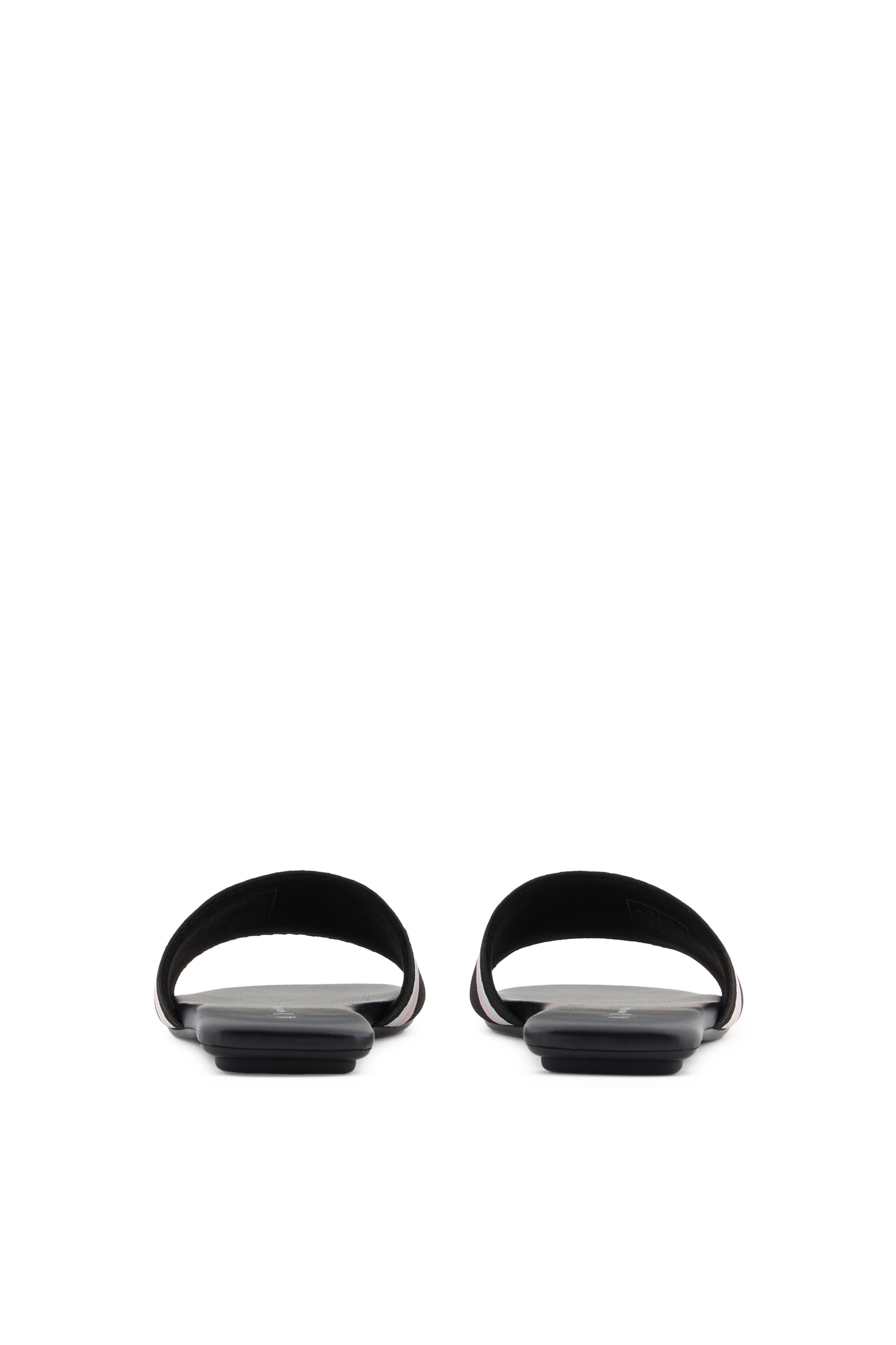 صندل مفتوح بحروف شعار الماركة