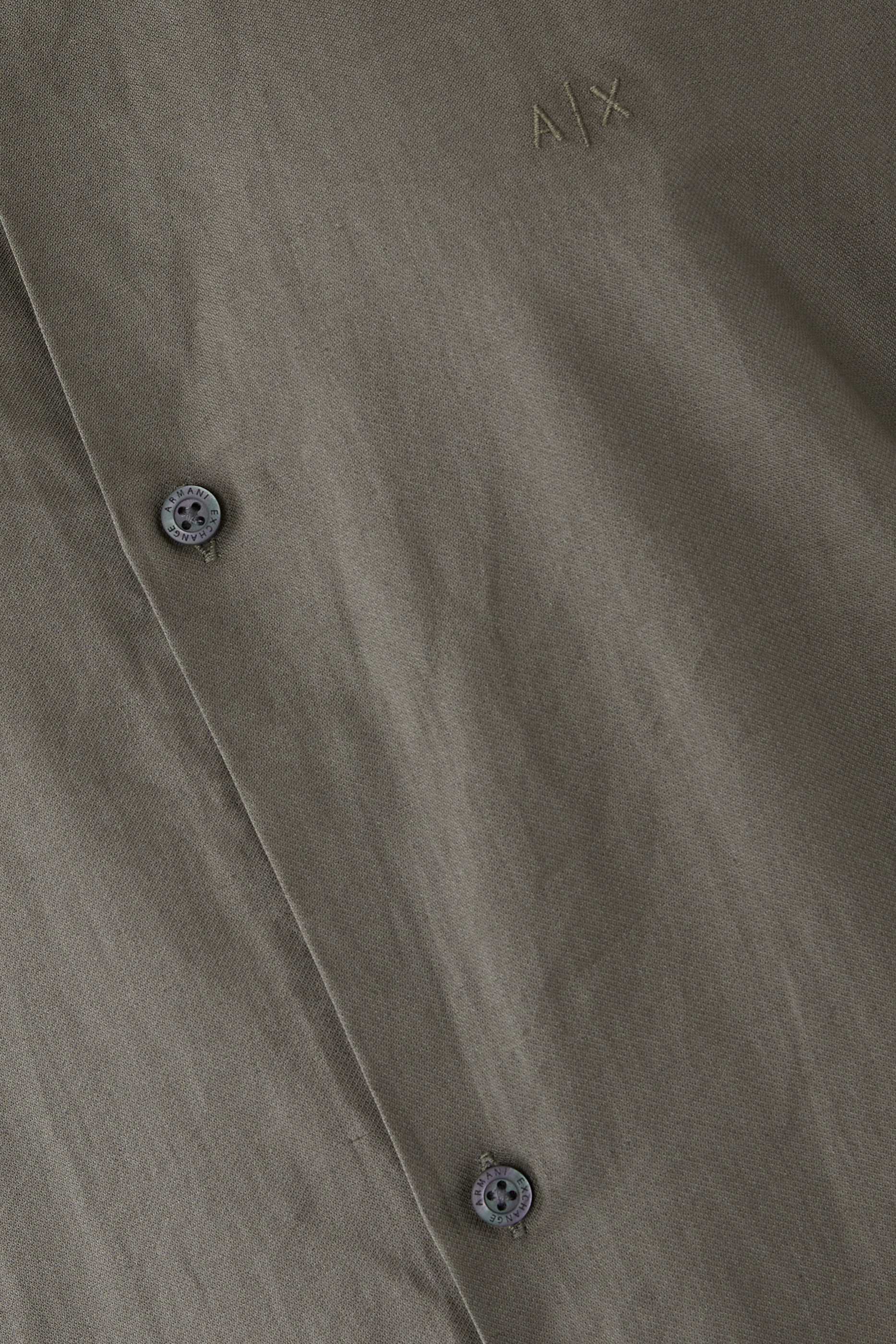 قميص بأزرار للإغلاق وحافة مطاطية