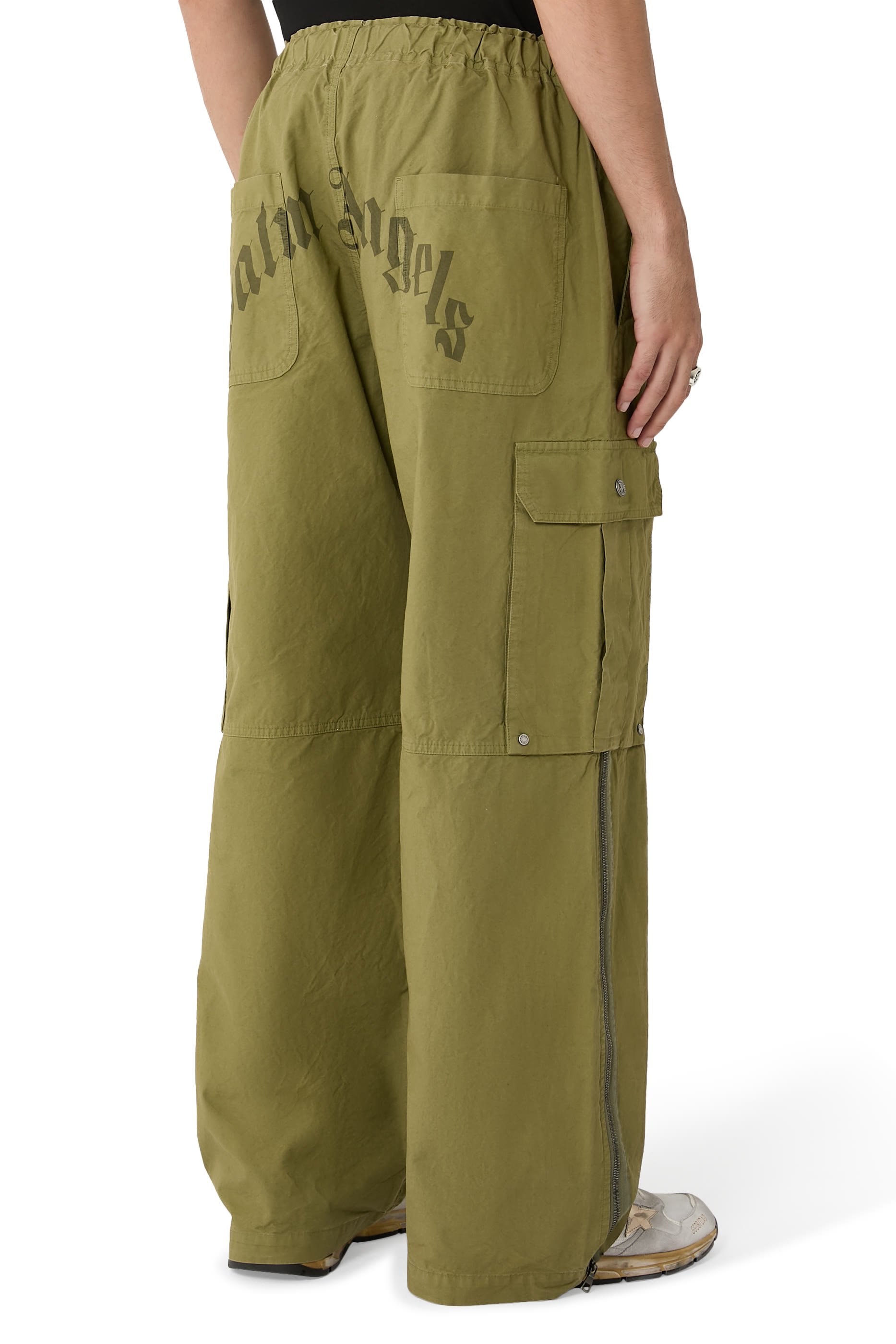 بنطال كارغو مزين بشعار الماركة بتصميم متموج