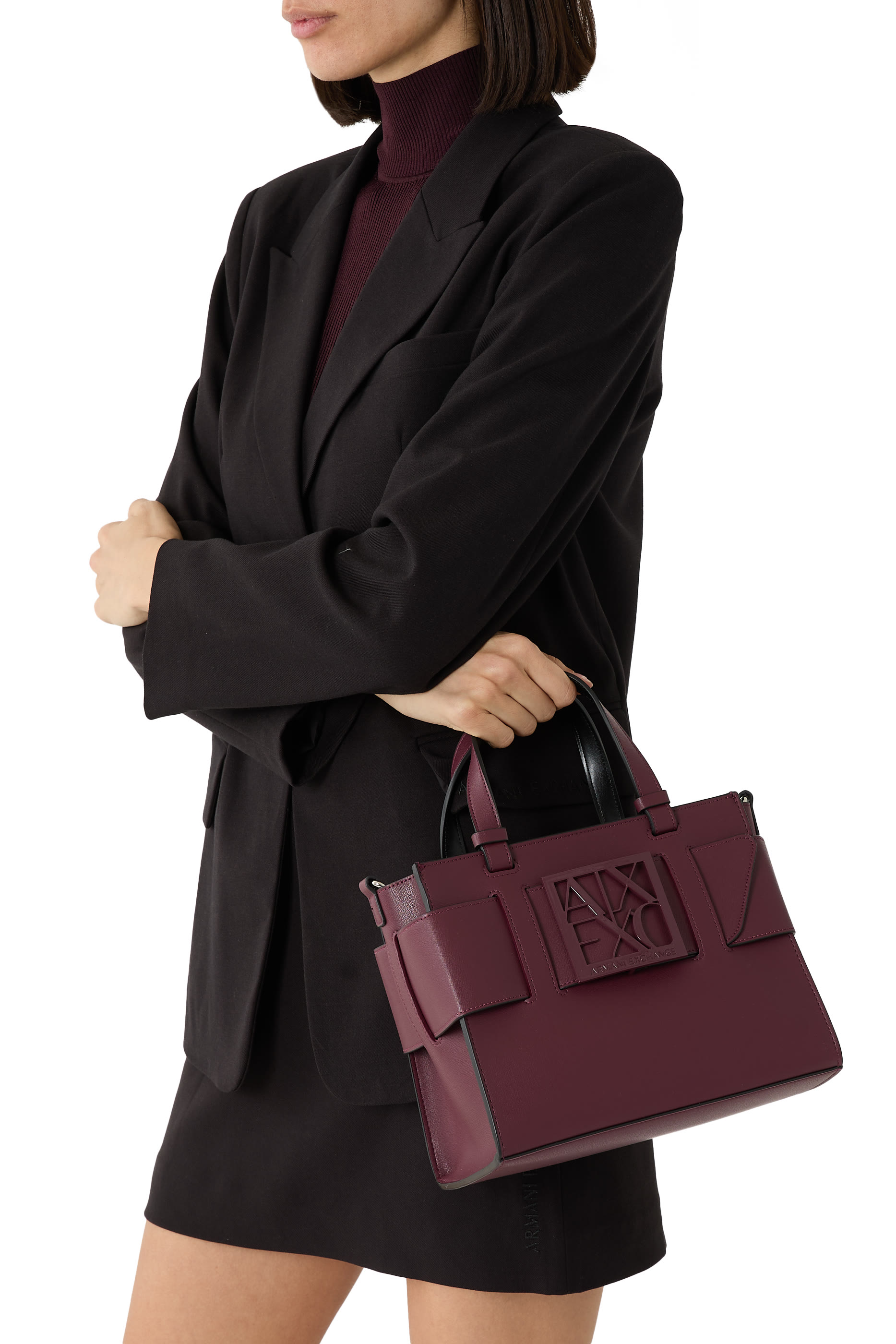 حقيبة يد مزينة بشعار الماركة