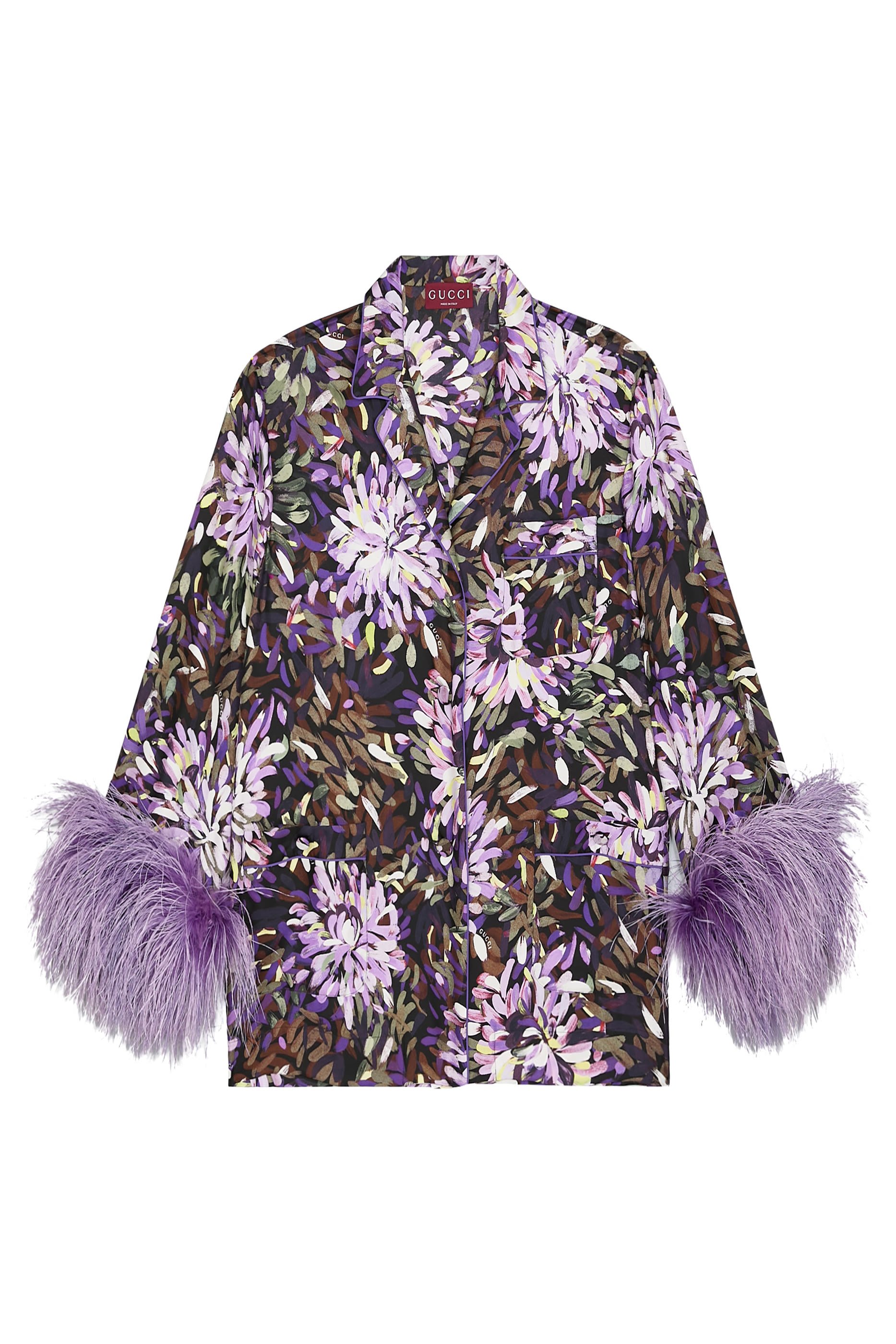 قميص بنقشة وأساور بريش