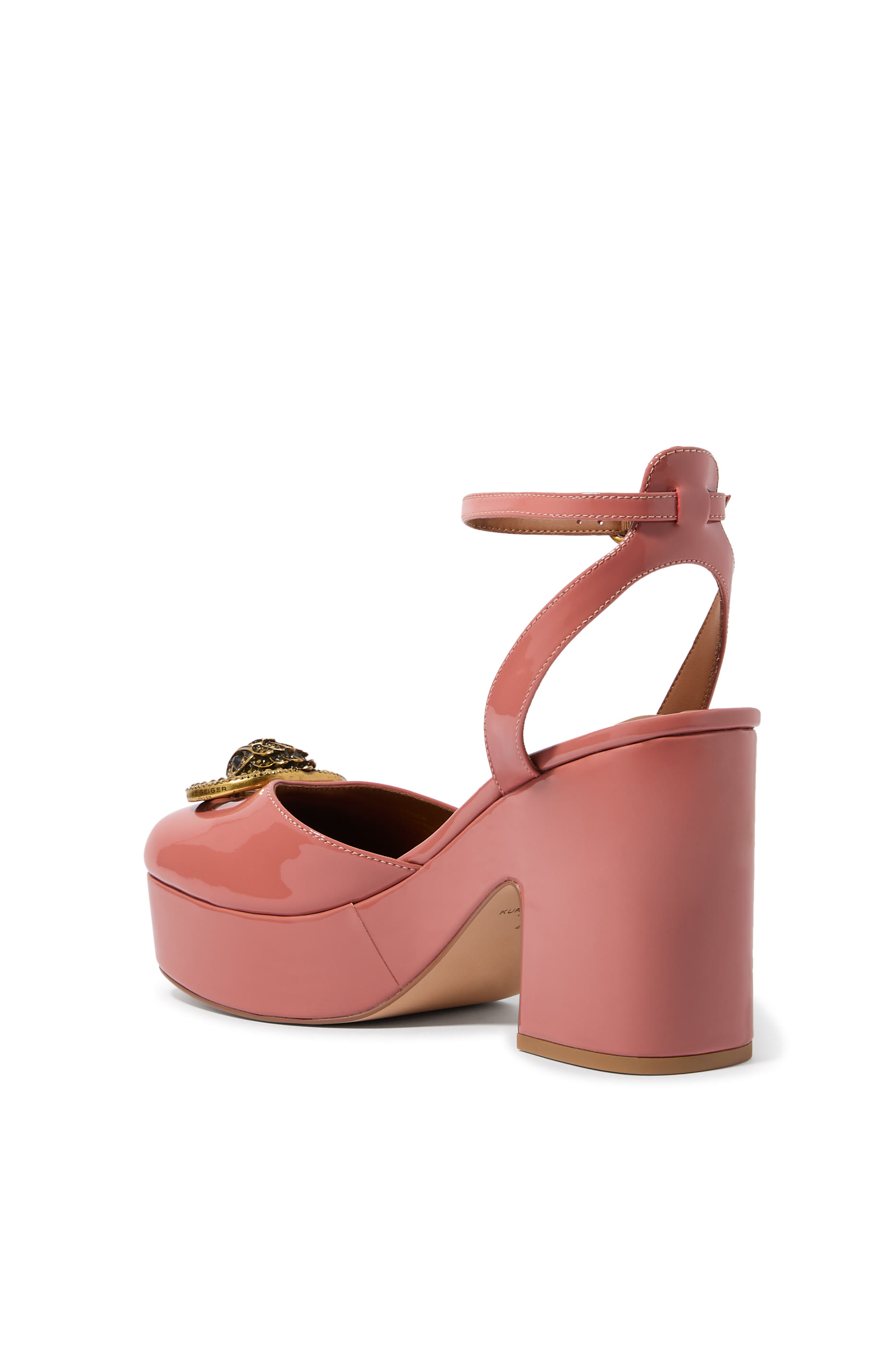 صندل تشيلسي بمقدمة مغلوقة ونعل سميك