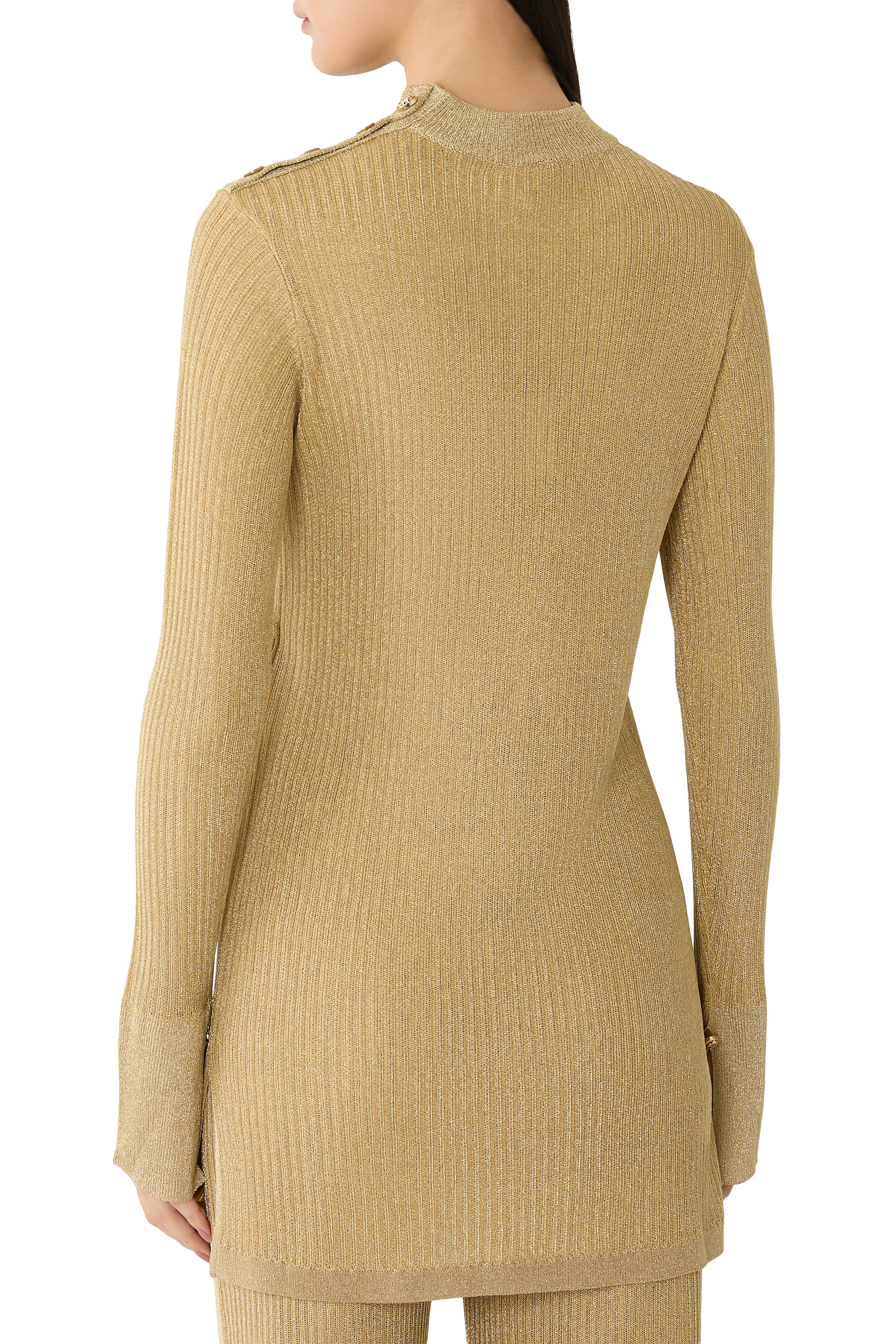 بلوزة بياقة ضيقة وأكمام طويلة