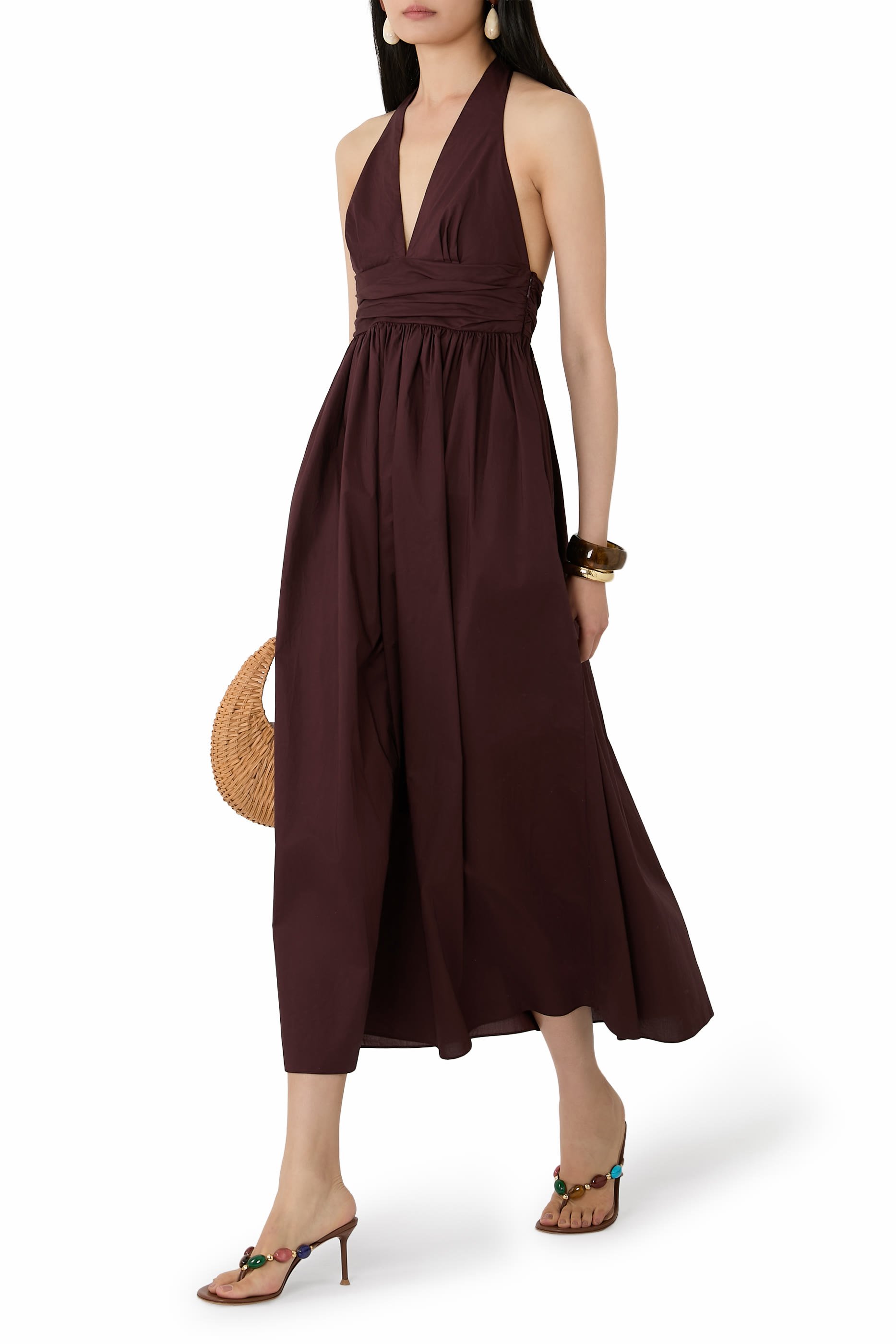 فستان بياقة عميقة ورباط حول الرقبة