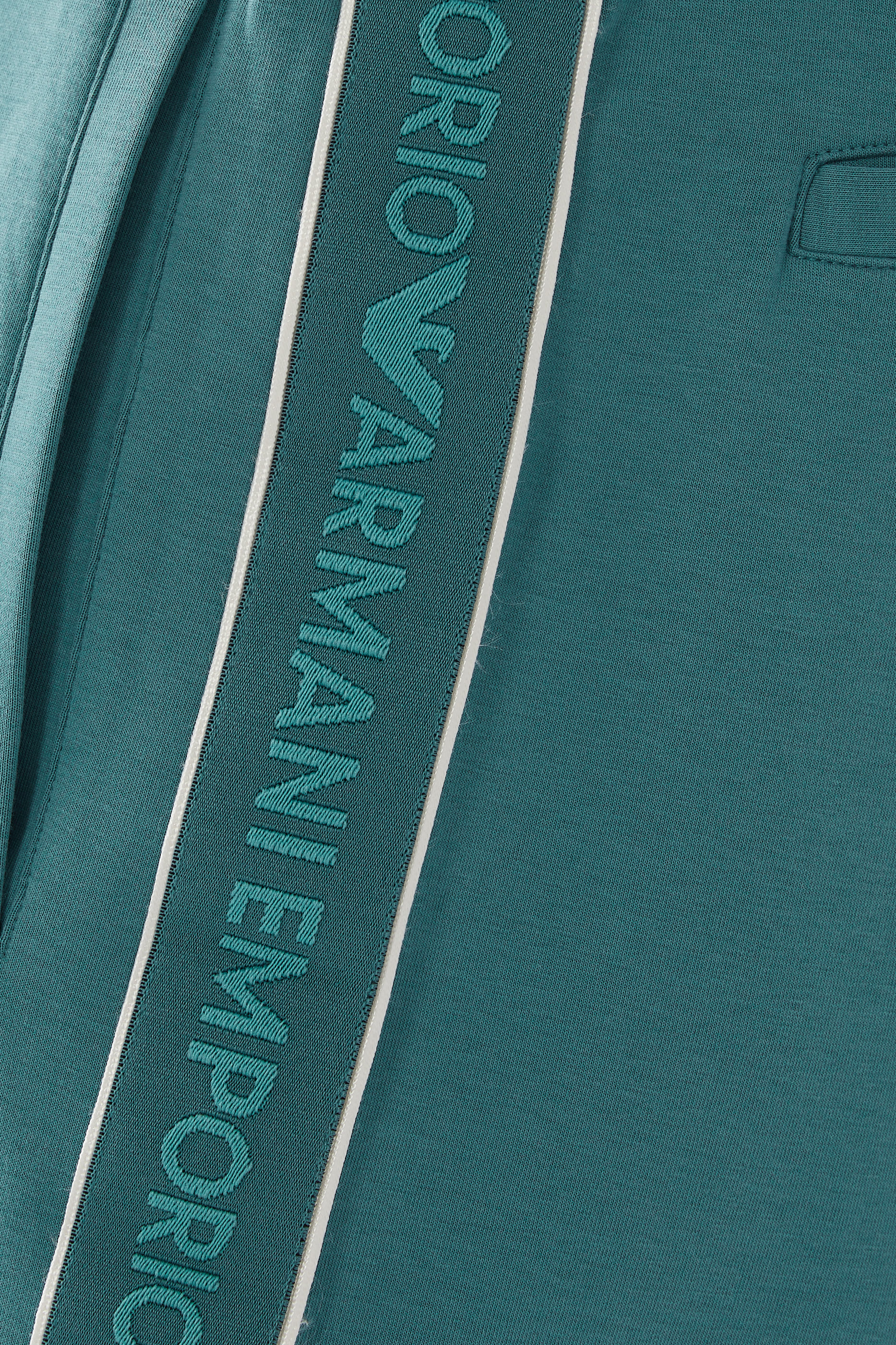 شورت رياضي بشريط شعار الماركة