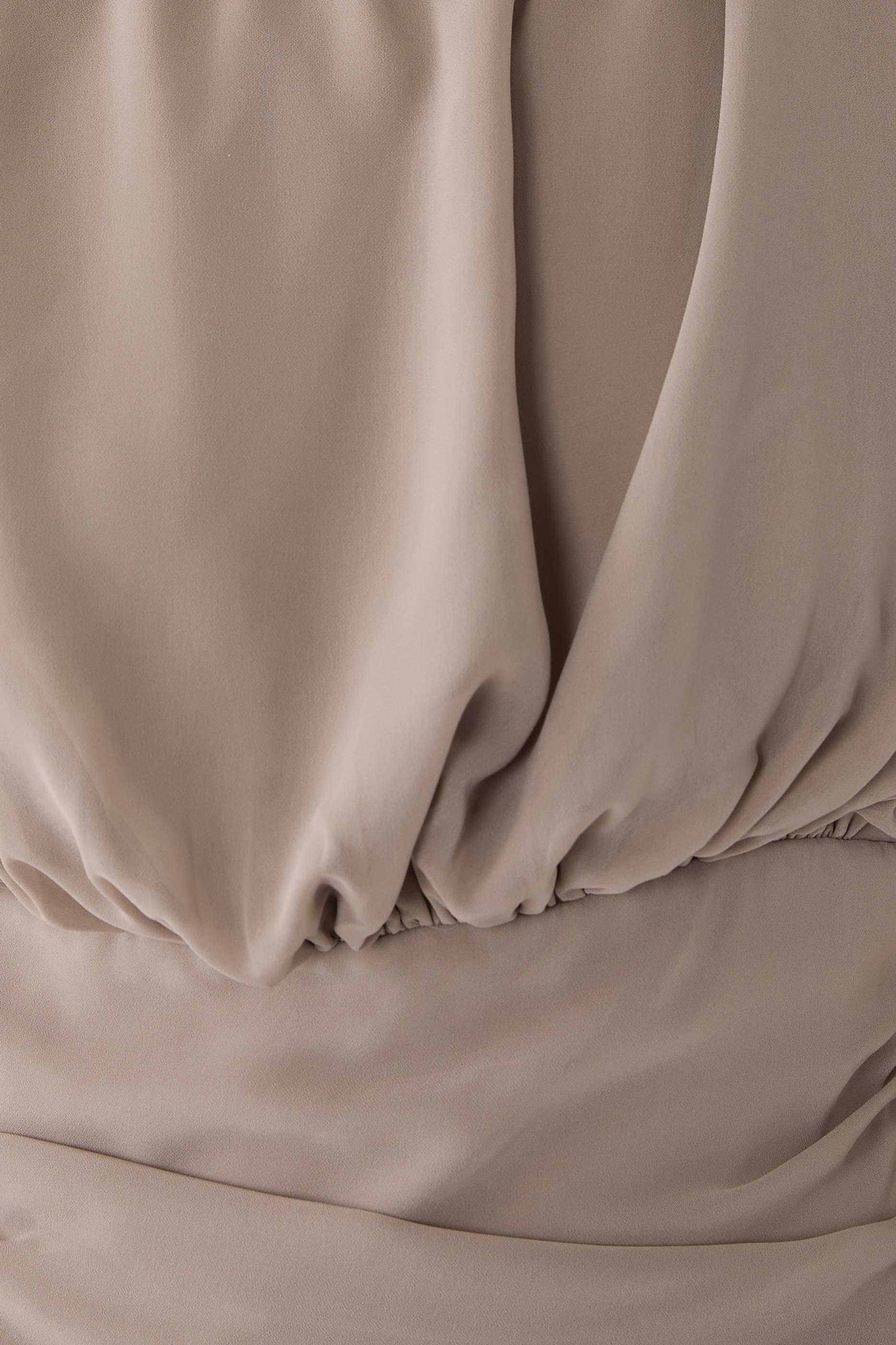 بلوزة مزينة بكشكش شيفون