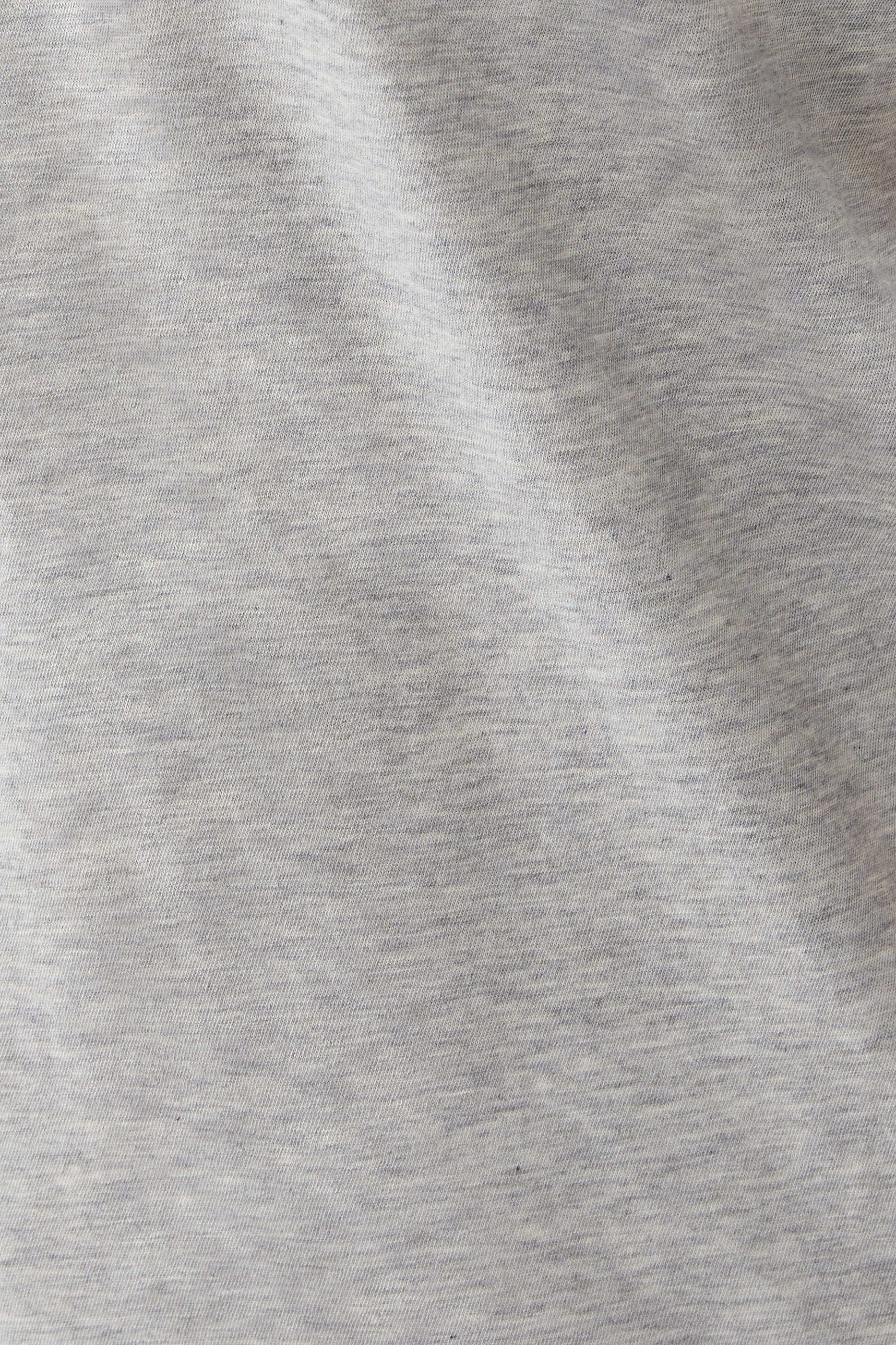 تيشيرت بياقة على شكل حرف V