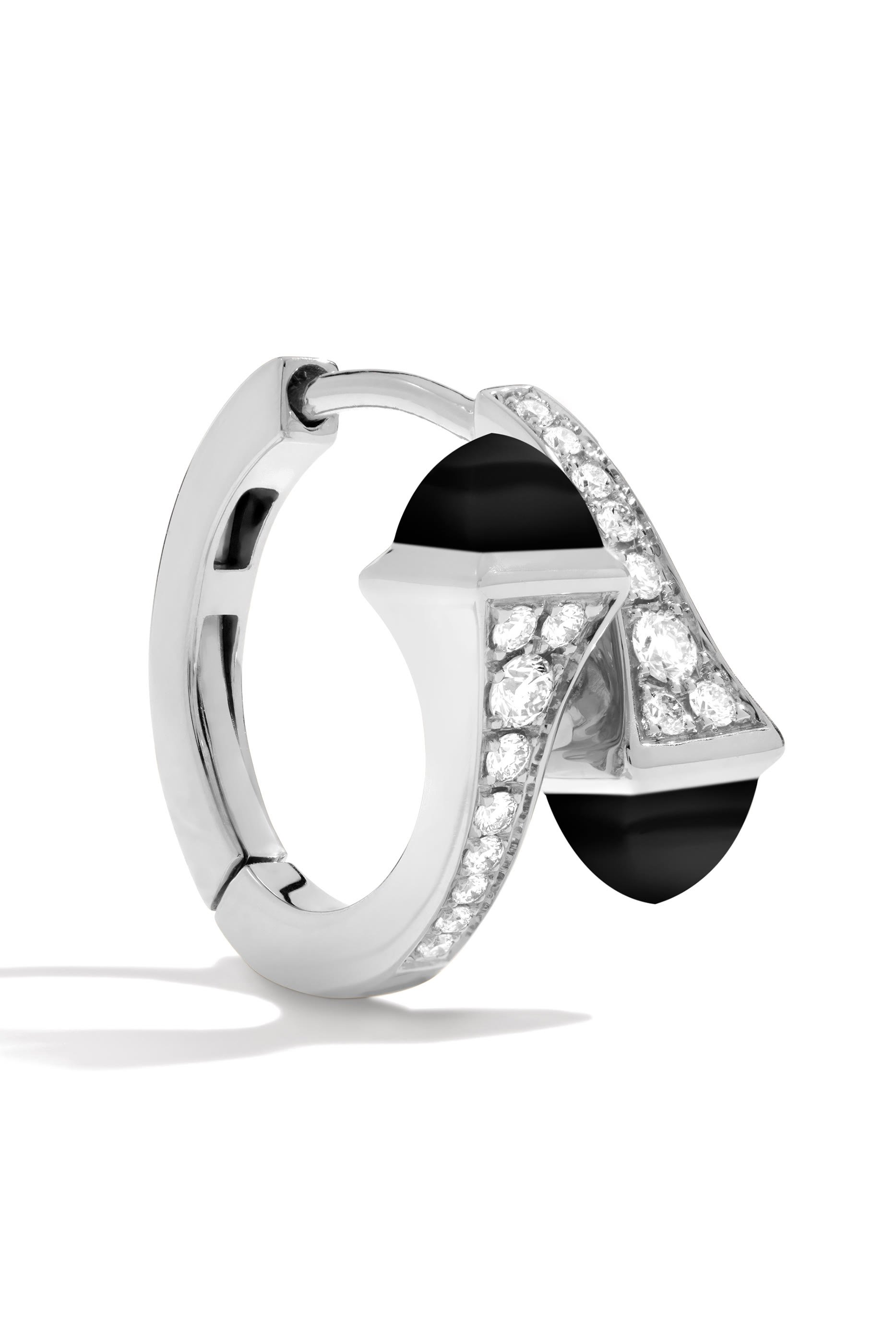 أقراط كليو هاجي مرصعة بالماس