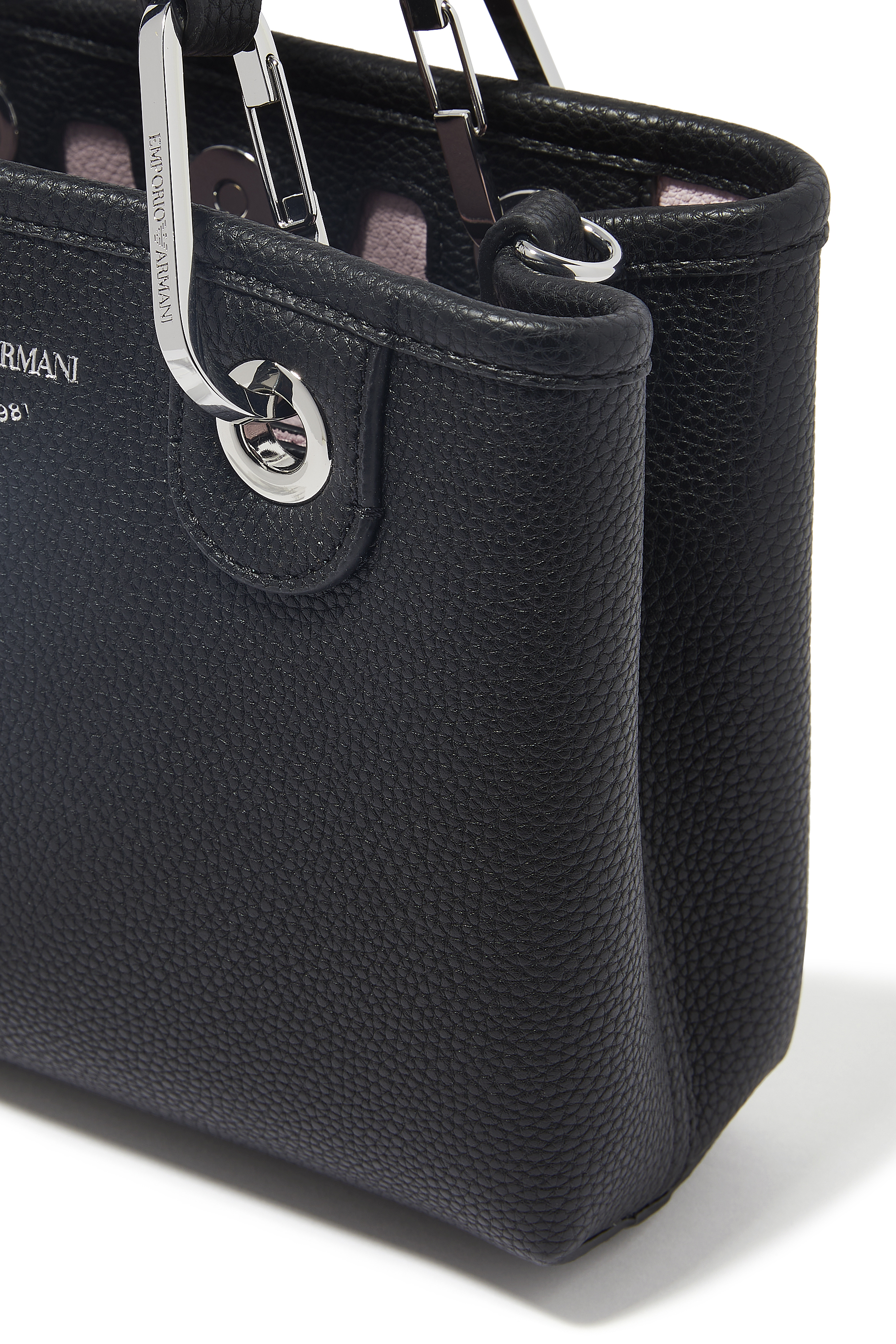 حقيبة صغيرة بطبعات بارزة بشعار الماركة