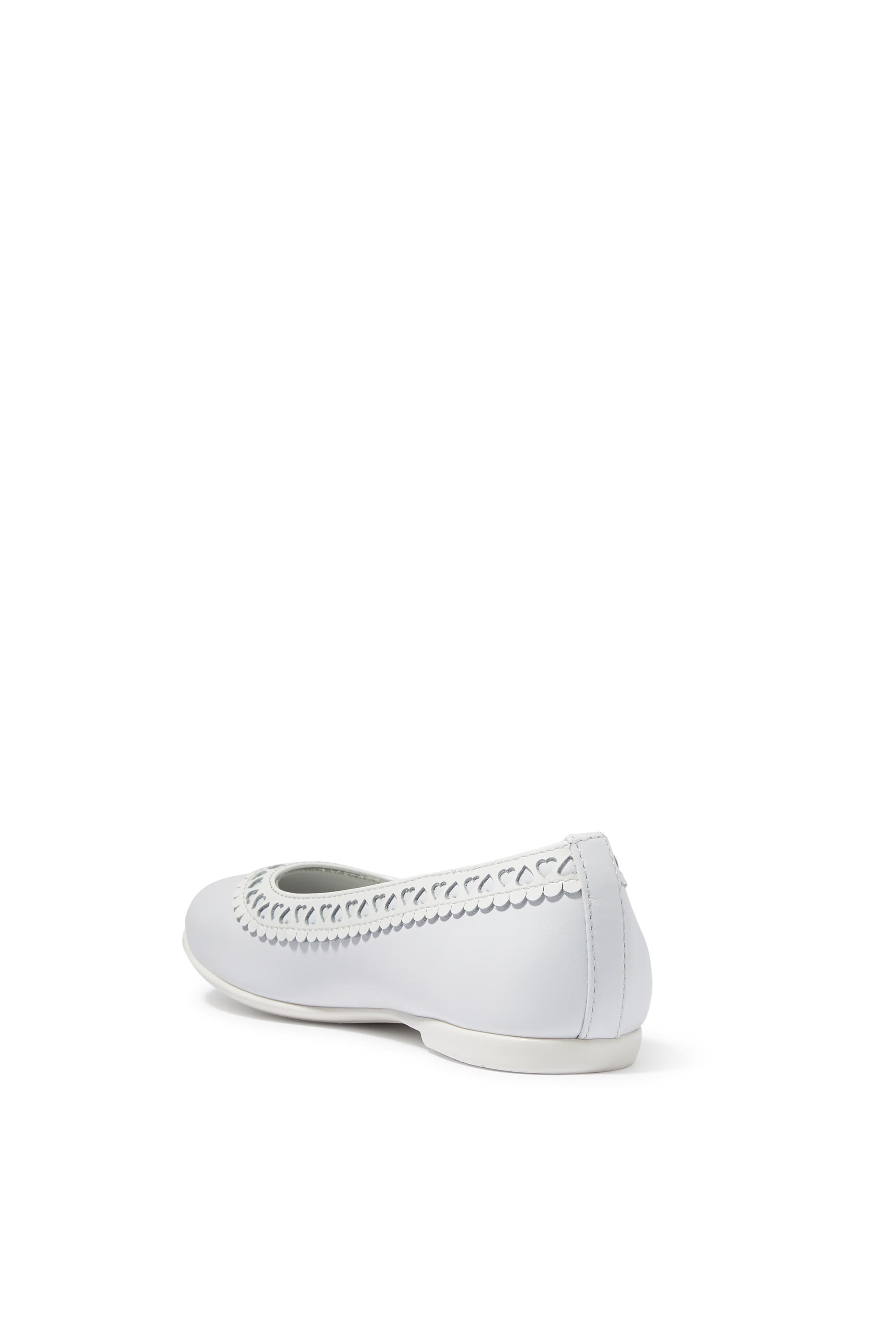 حذاء بالرينا بتفاصيل قلوب وشعار الماركة