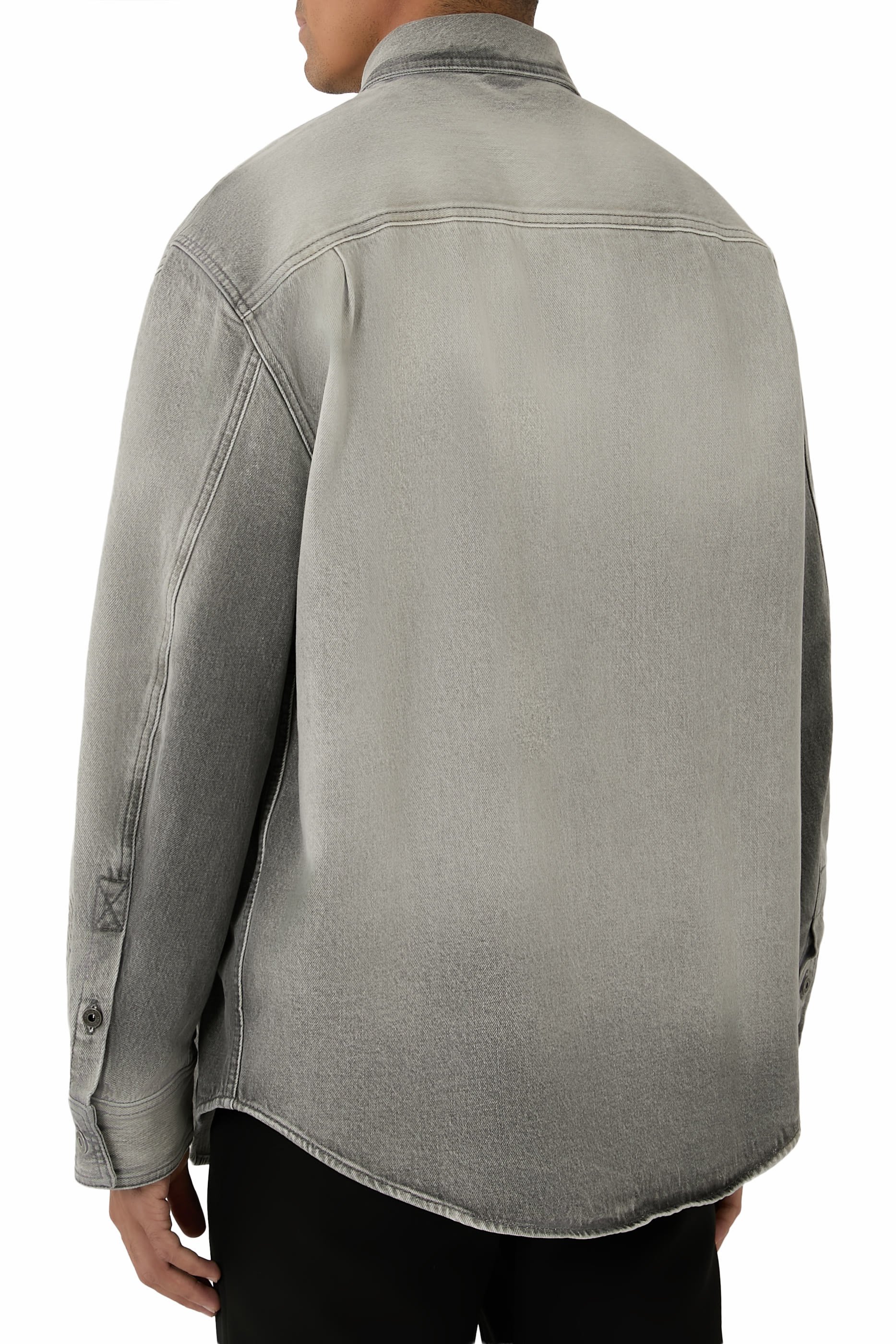 قميص بنمط جاكيت بتصميم عسكري بخطوط مائلة وتطريزات دنيم