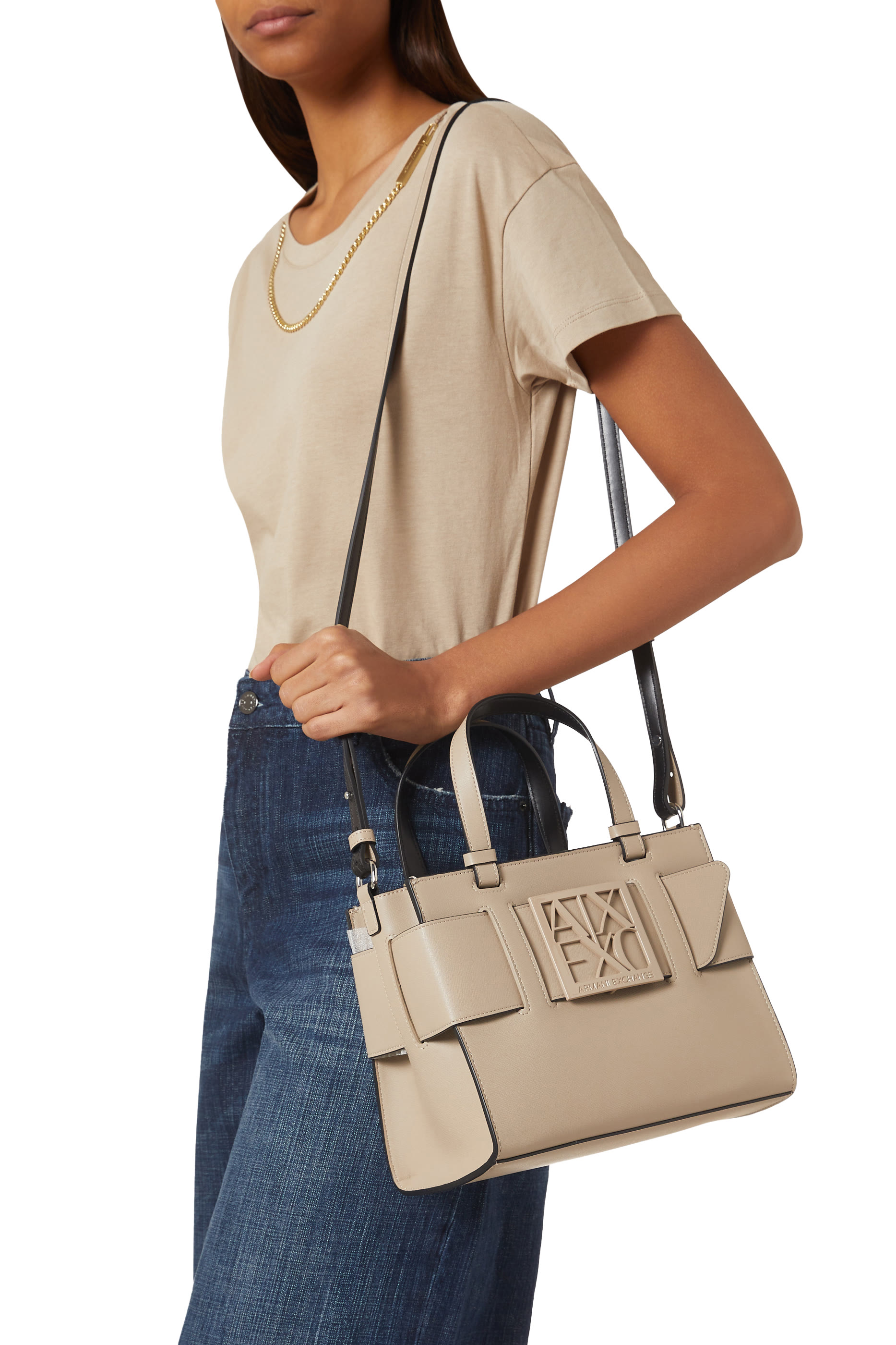 حقيبة يد مزينة بشعار الماركة