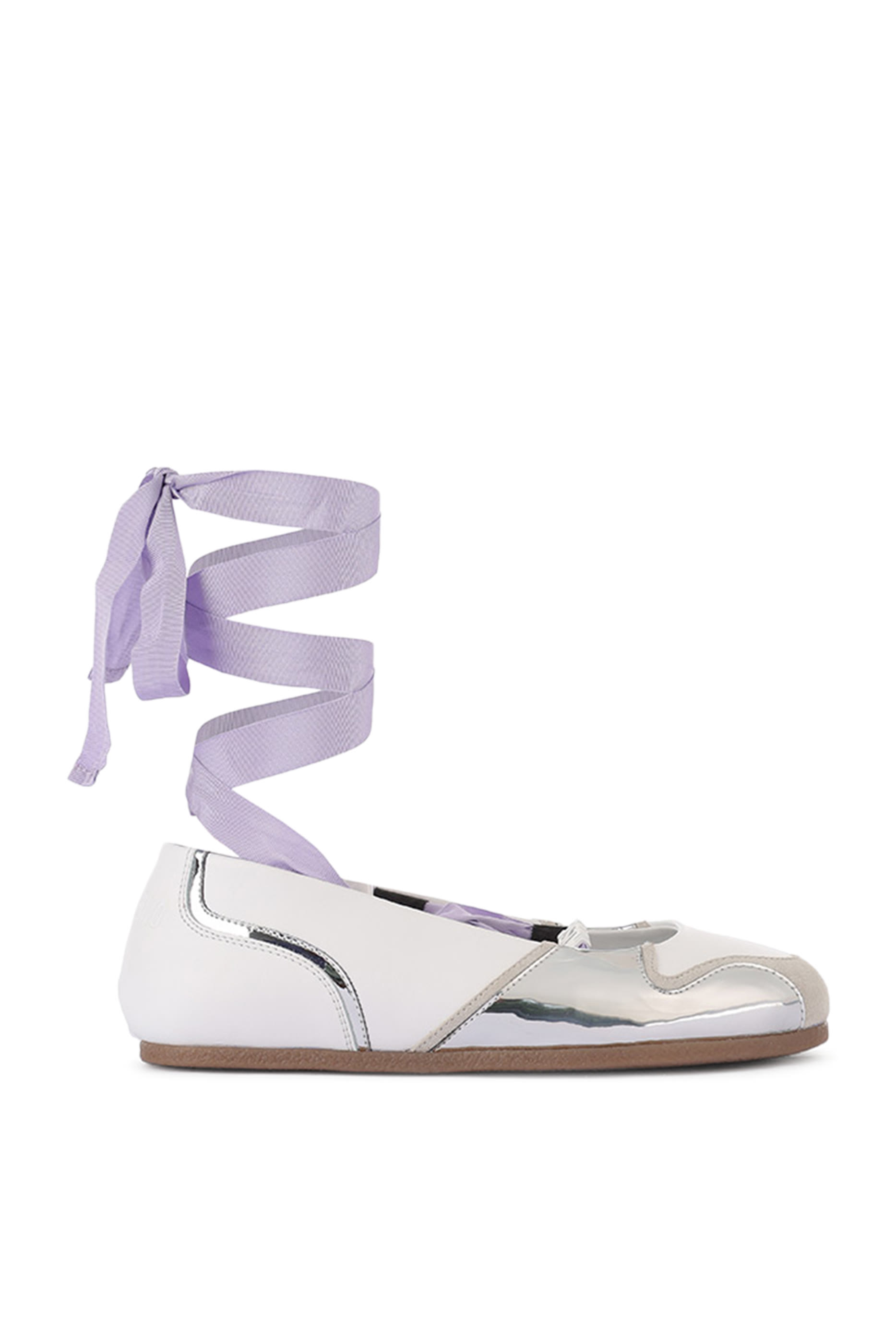 حذاء بالرينا بنعل مسطح وتفاصيل عاكسة