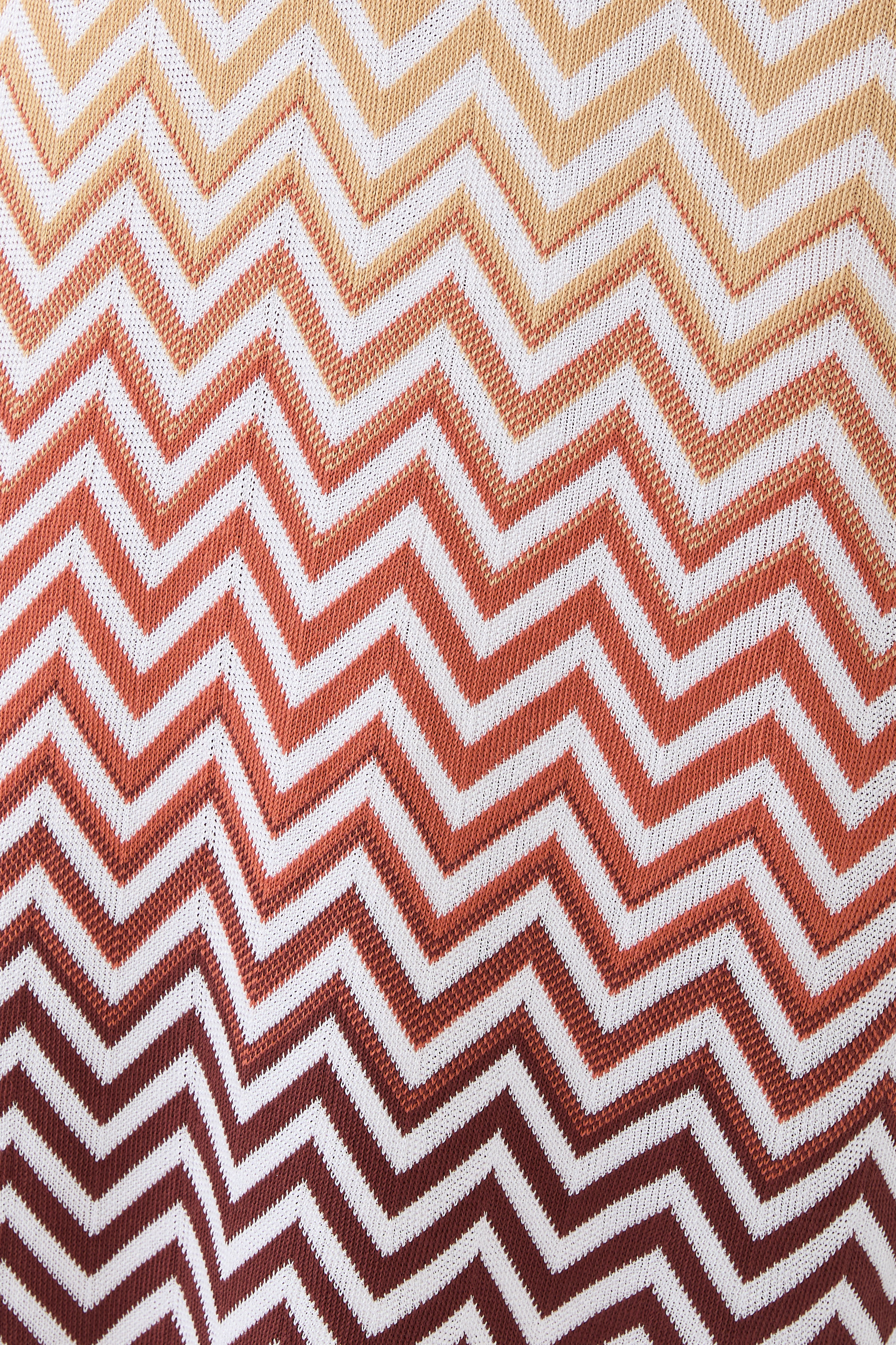 فستان متوسط الطول مزين خطوط متعرجة بألوان متدرجة