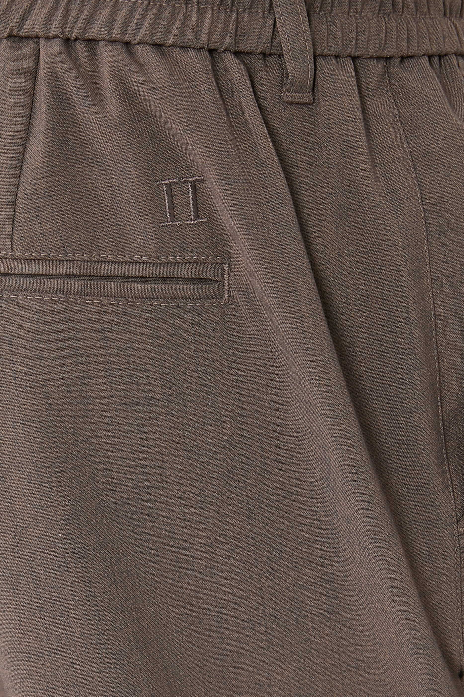 بنطال كومو بقصة ضيقة من الأسفل تويل خفيف الوزن