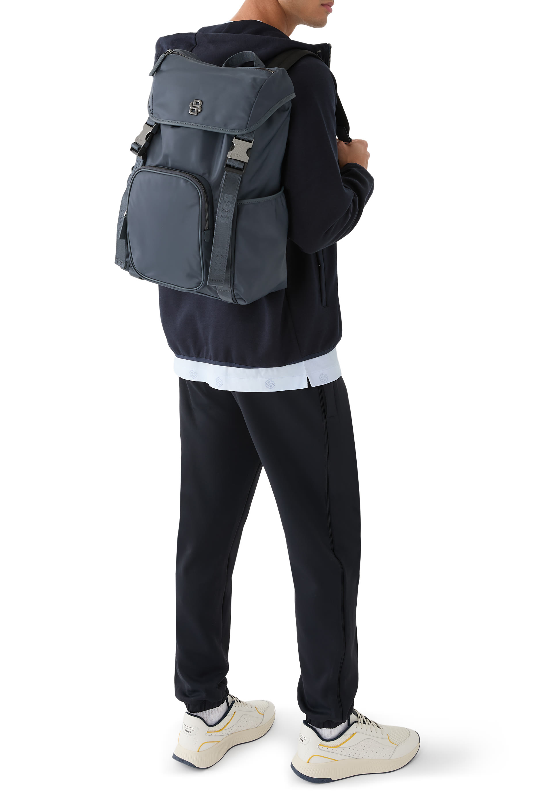 حقيبة ظهر متعددة الجيوب بحواف مزينة بنقشة حرفي شعار الماركة