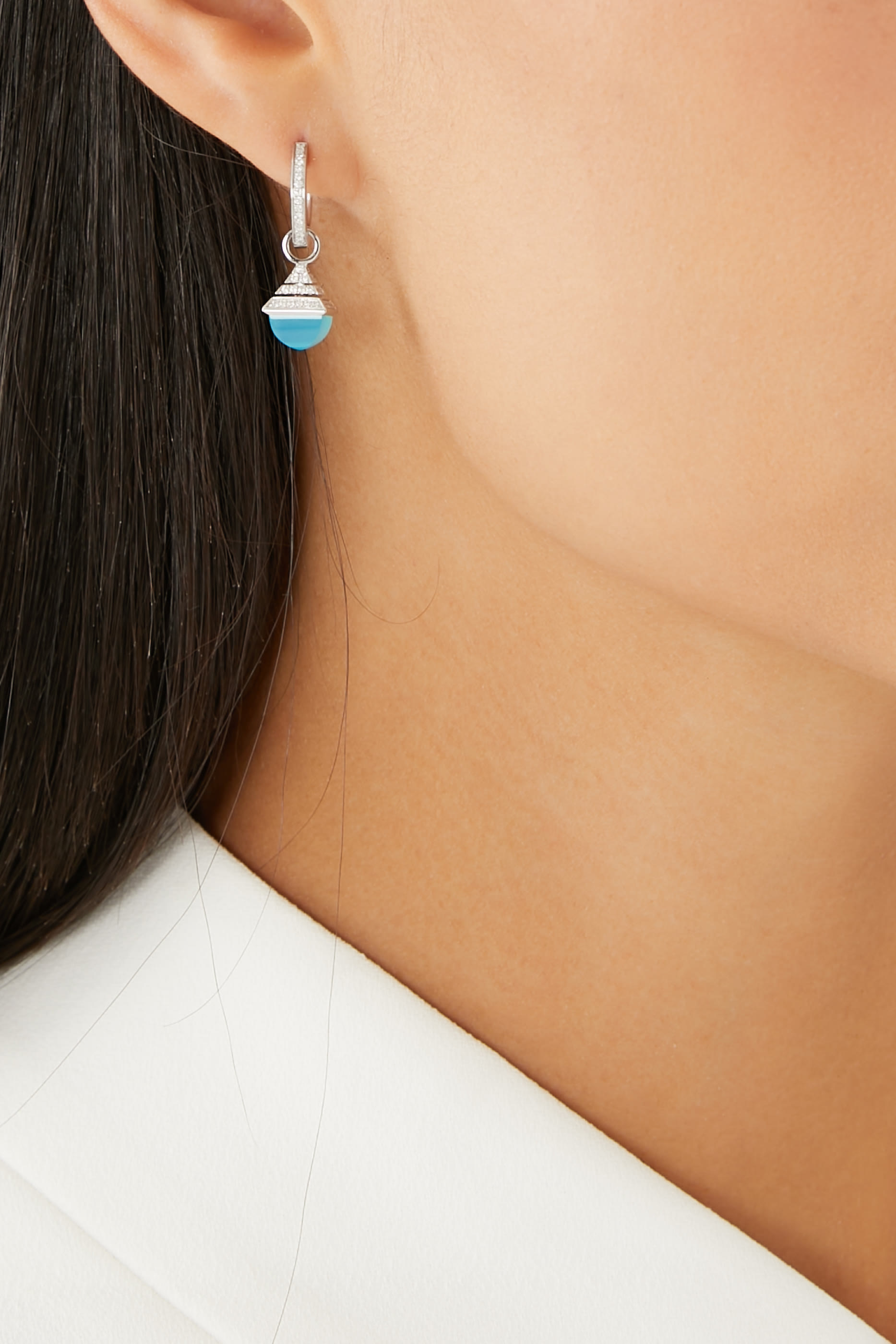 أقراط كليو ريف متوسطة متدلية مرصعة بالماس والعقيق الأزرق ذهب أبيض عيار 18