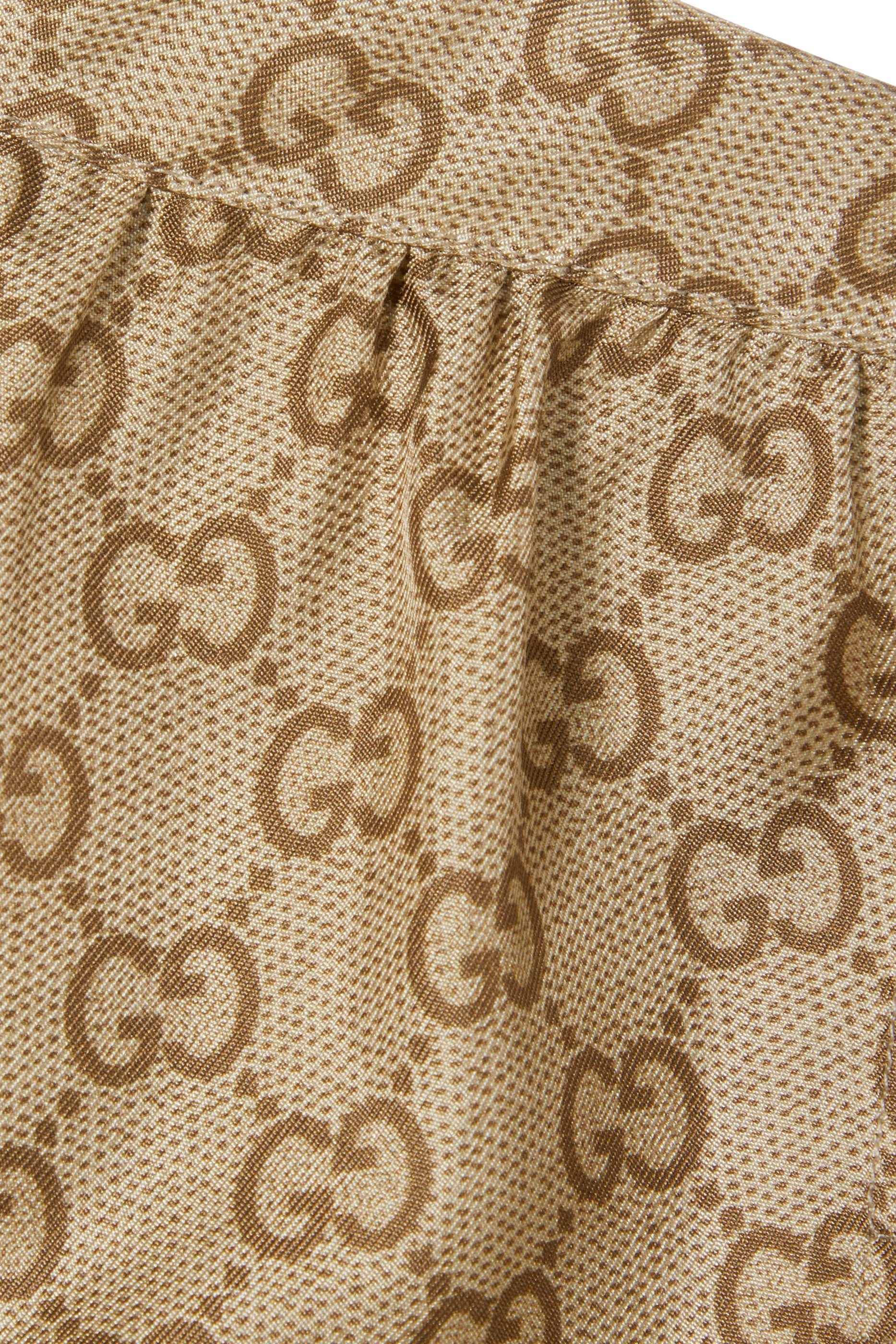 قميص حرير تويل مزين كليا بنقشة حرفي شعار الماركة