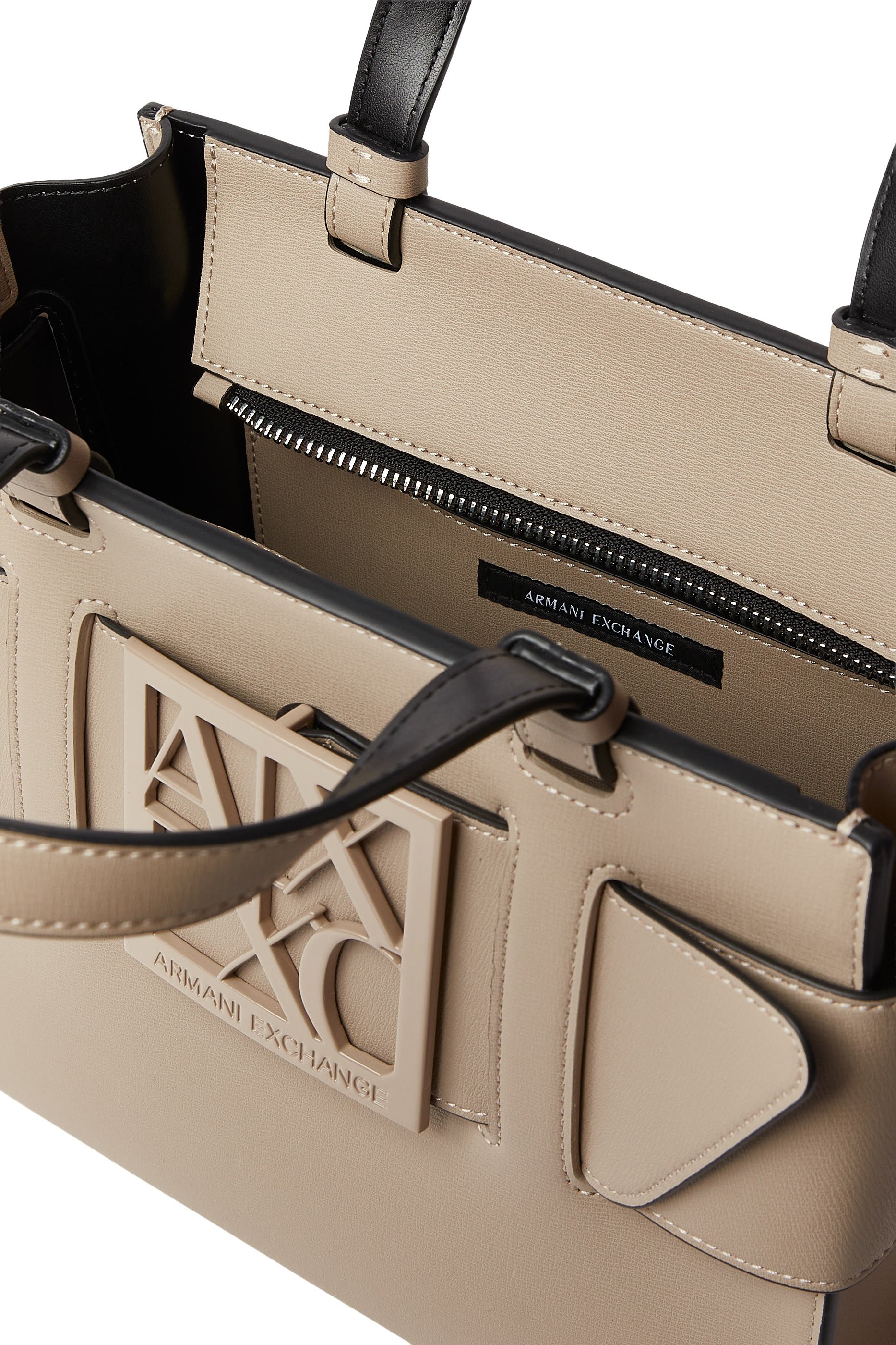 حقيبة يد مزينة بشعار الماركة