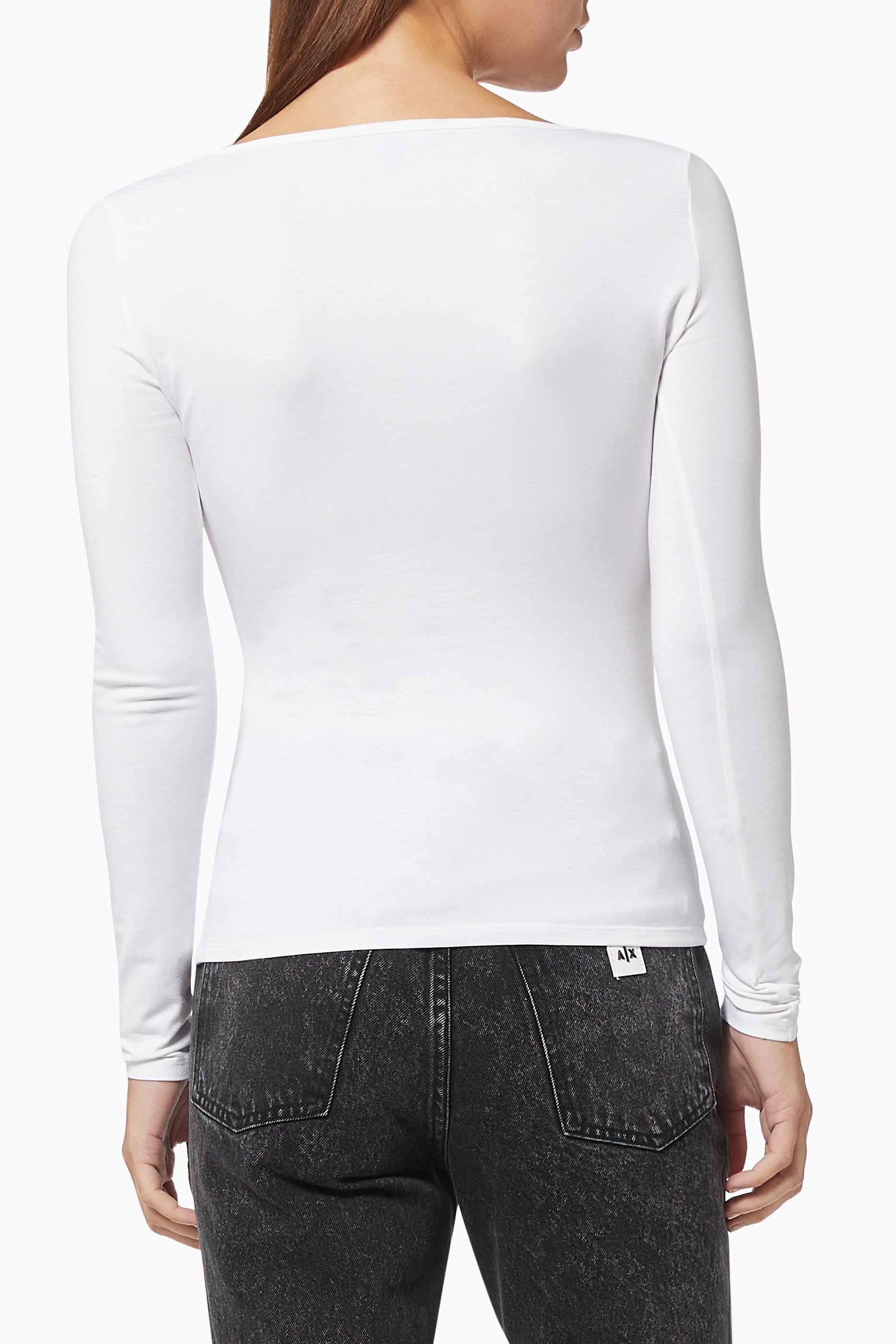 بلوزة بشعار الماركة بتصميم دائري