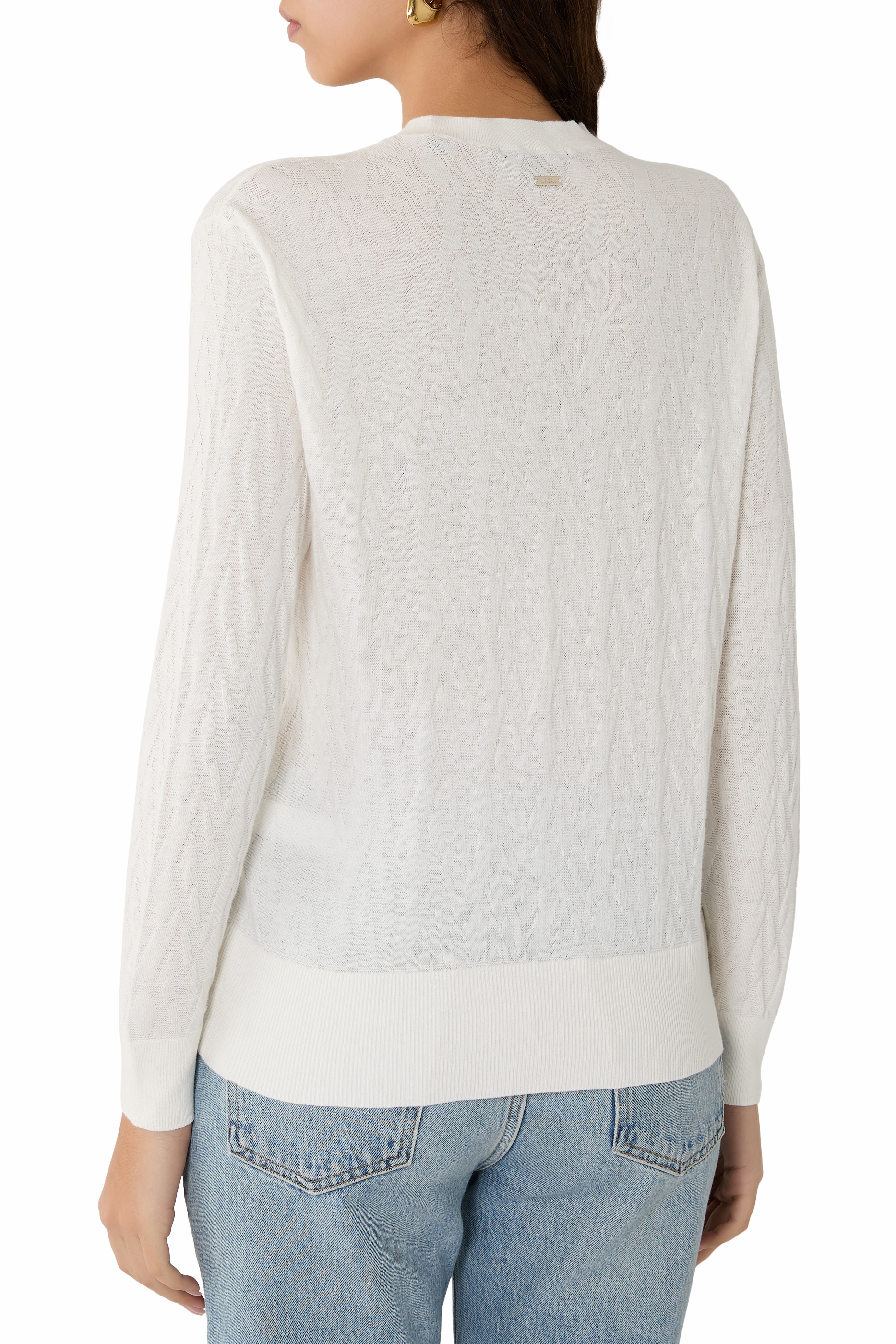 كنزة بحروف شعار الماركة