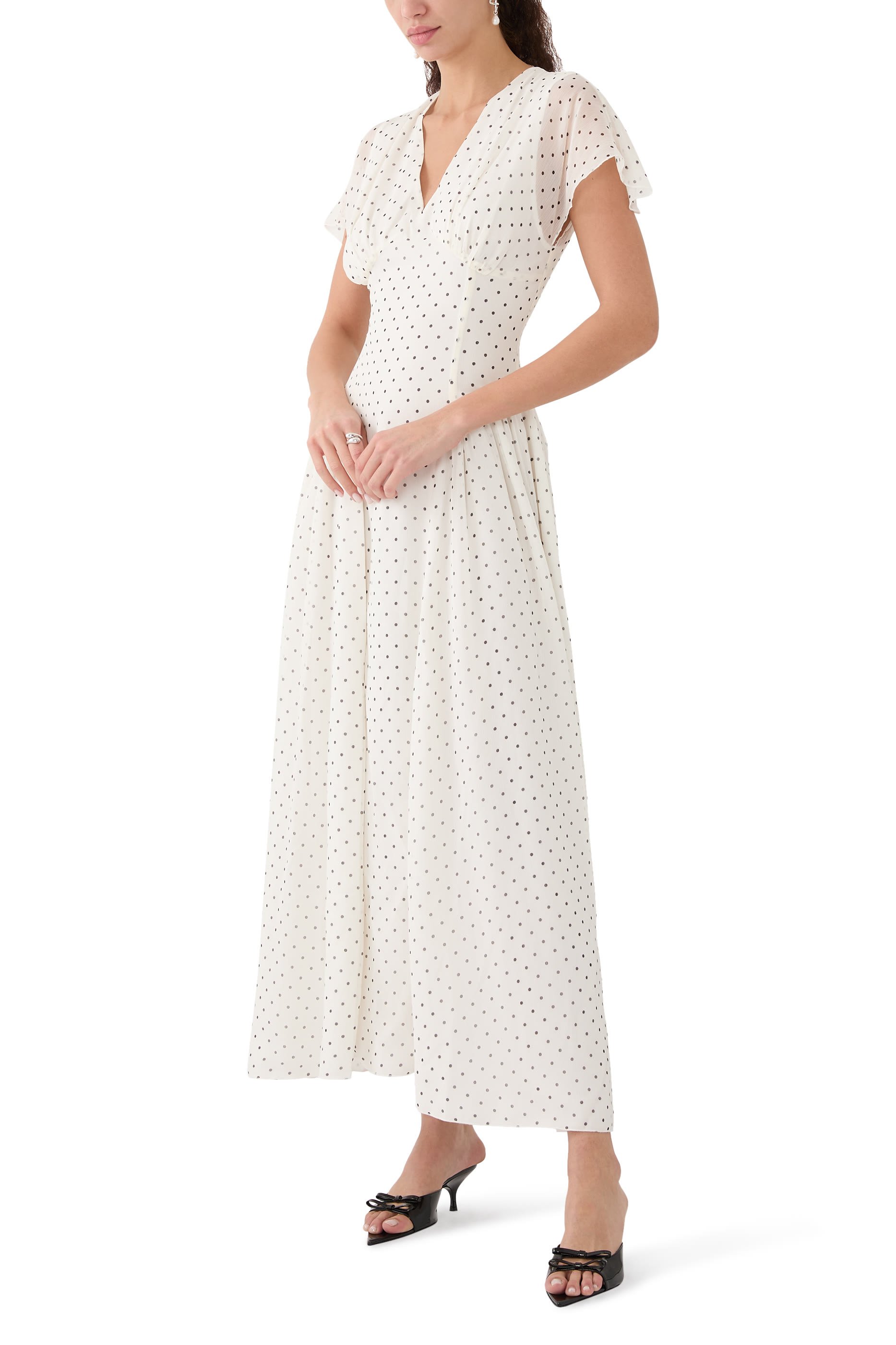 فستان بقصة طويلة وياقة على شكل حرف V