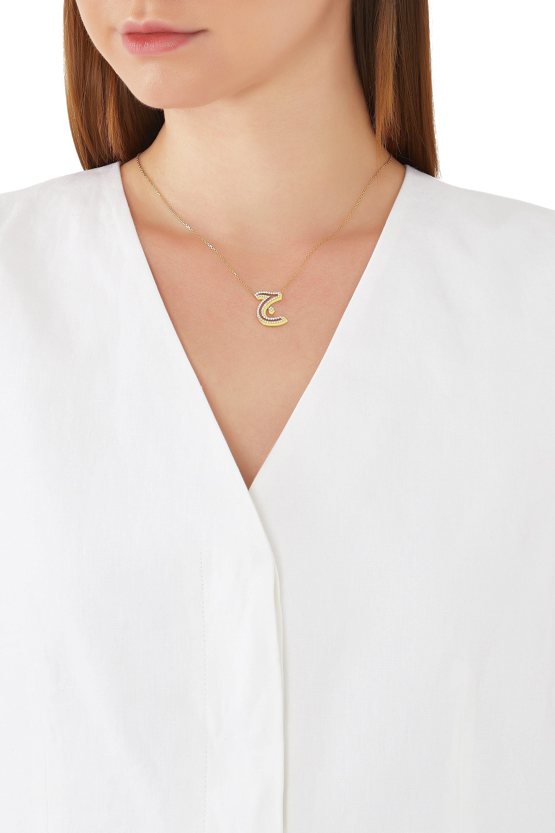 قلادة بتصميم حرف عربي مرصع بالماس ذهب عيار 18