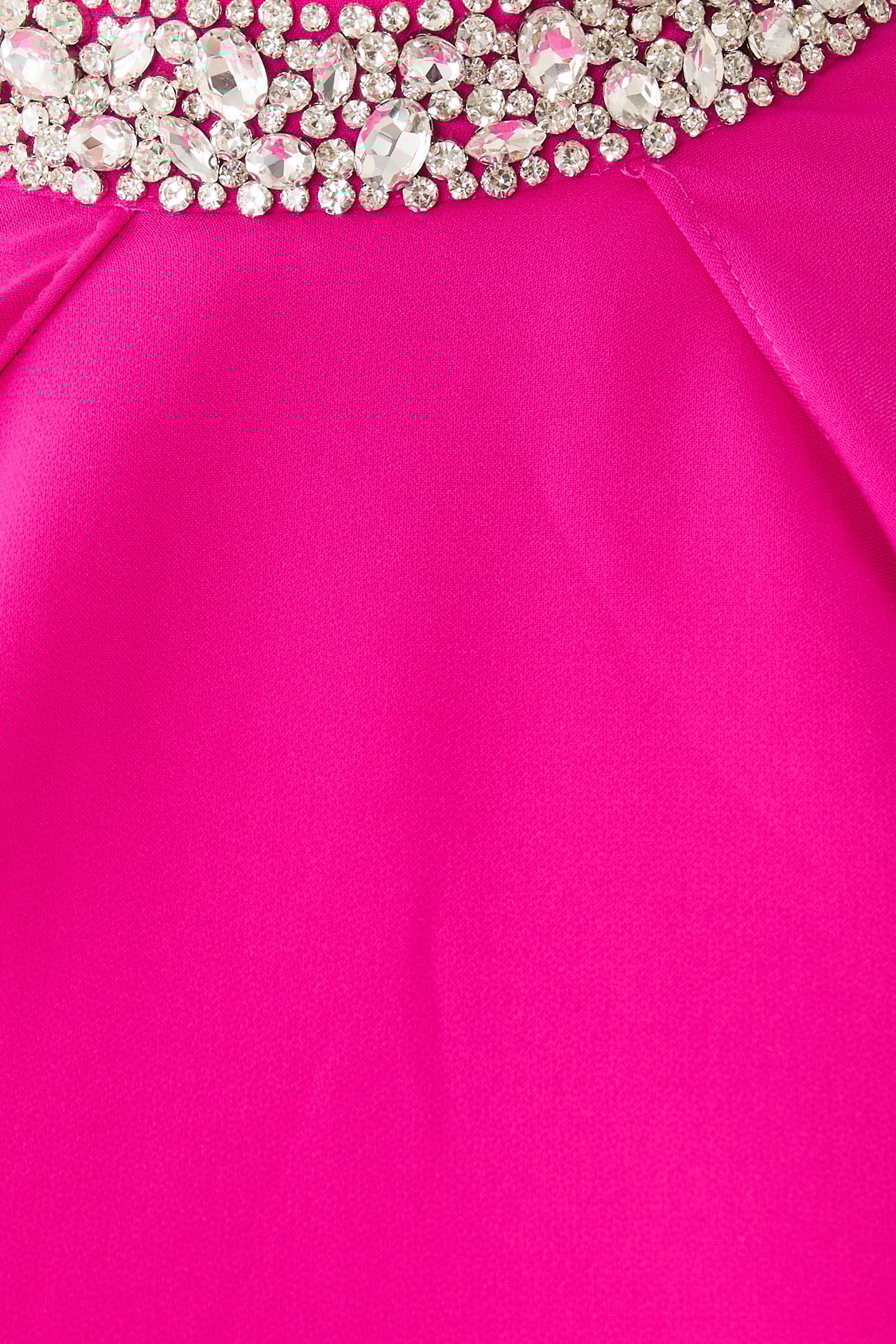 فستان سهرة بياقة عالية وكاب مرصعة بأحجار